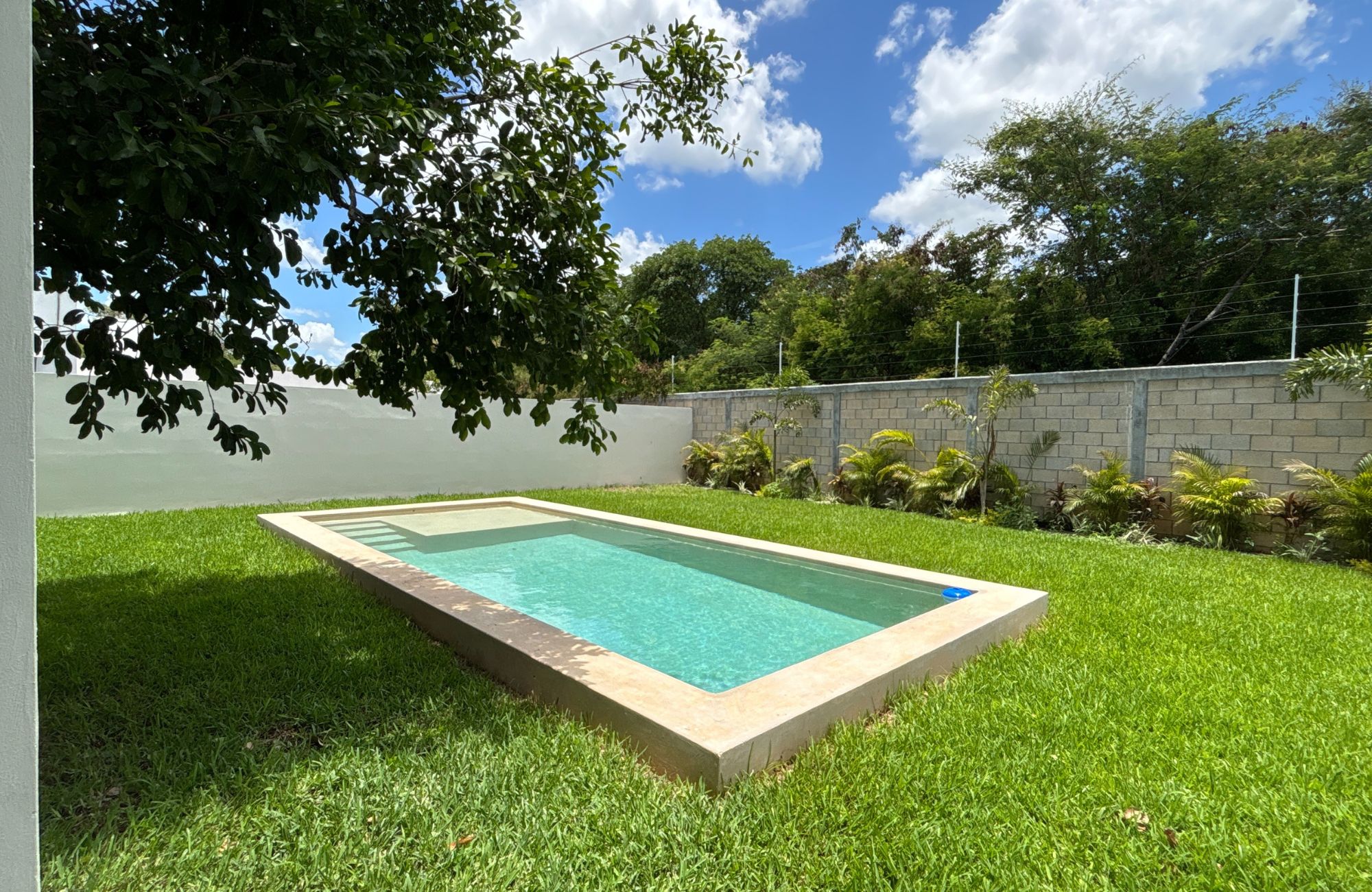 House with garden, private pool, terrace and service room, North Zone, Merida.