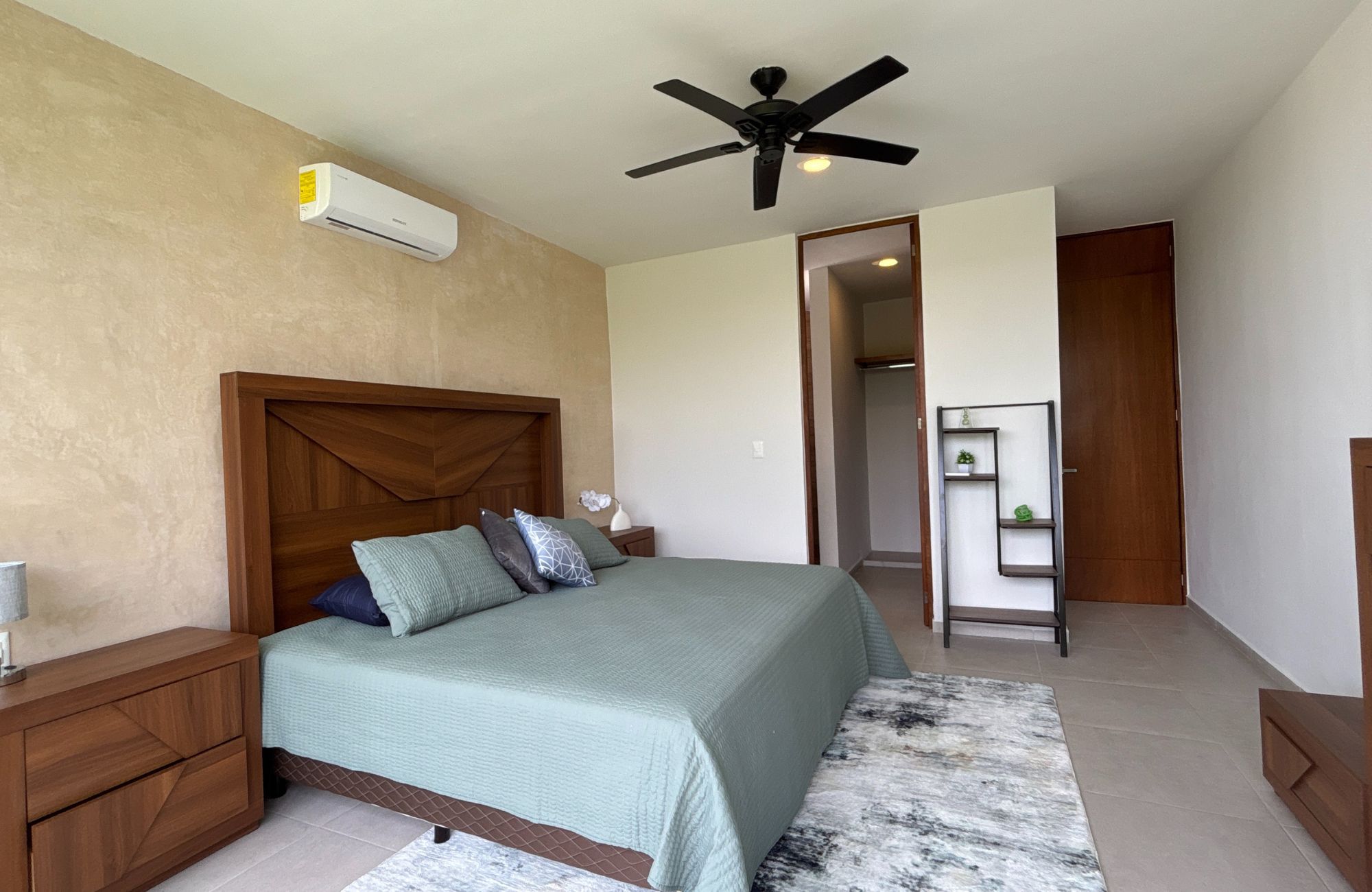 House with garden, private pool, terrace and service room, North Zone, Merida.