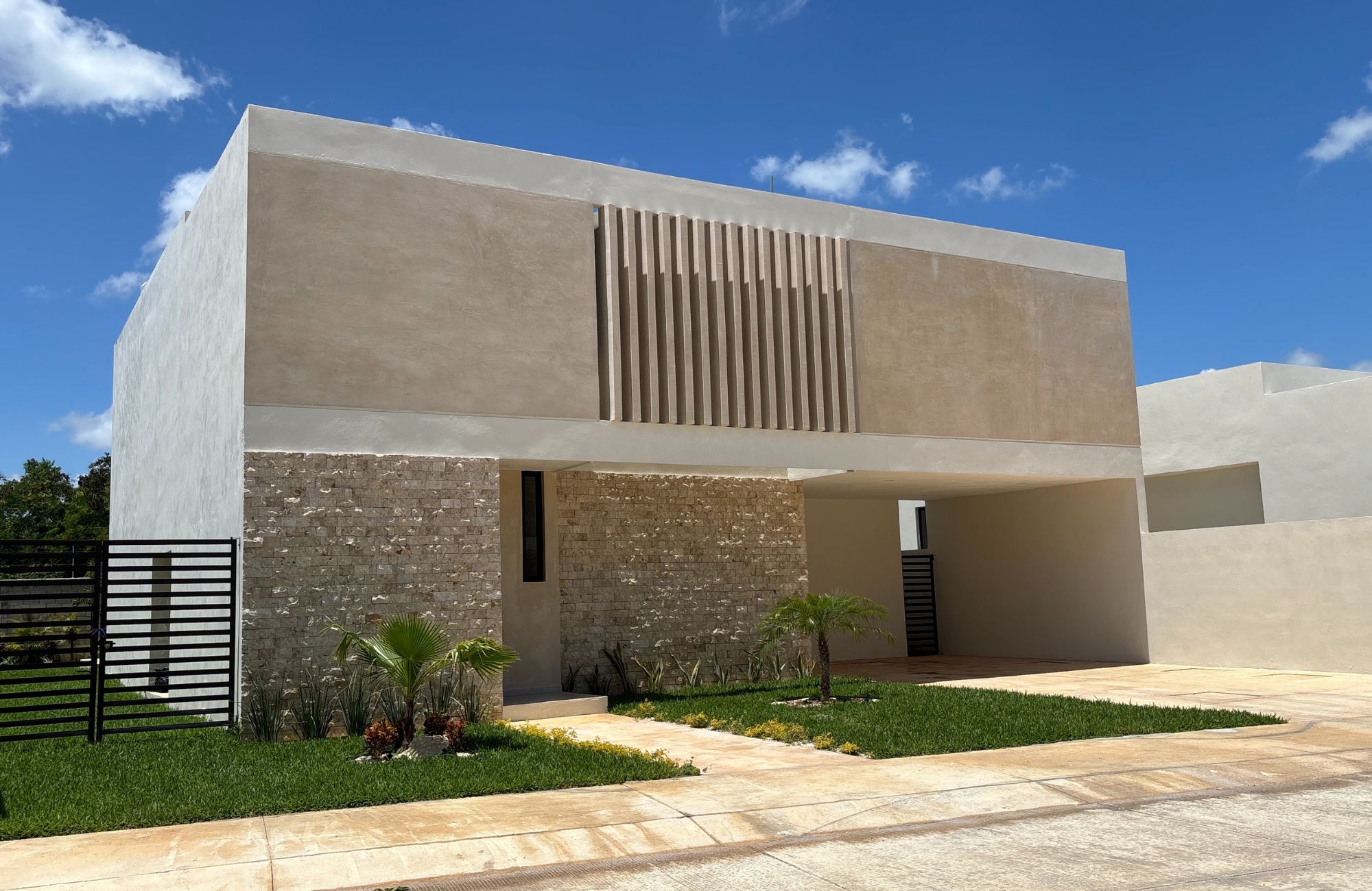 House with garden, private pool, terrace and service room, North Zone, Merida.