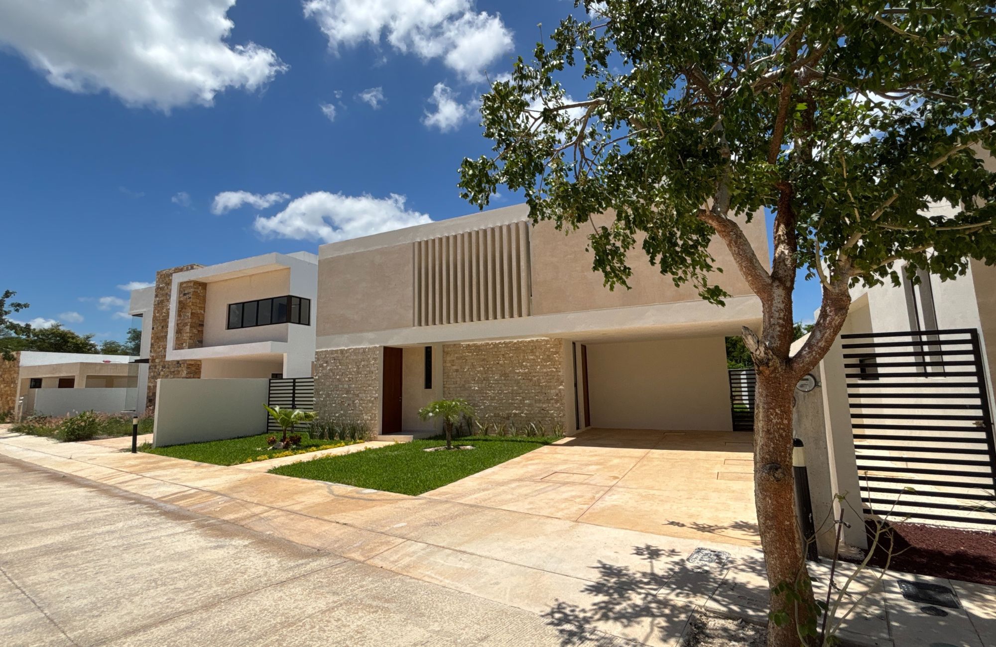 House with garden, private pool, terrace and service room, North Zone, Merida.