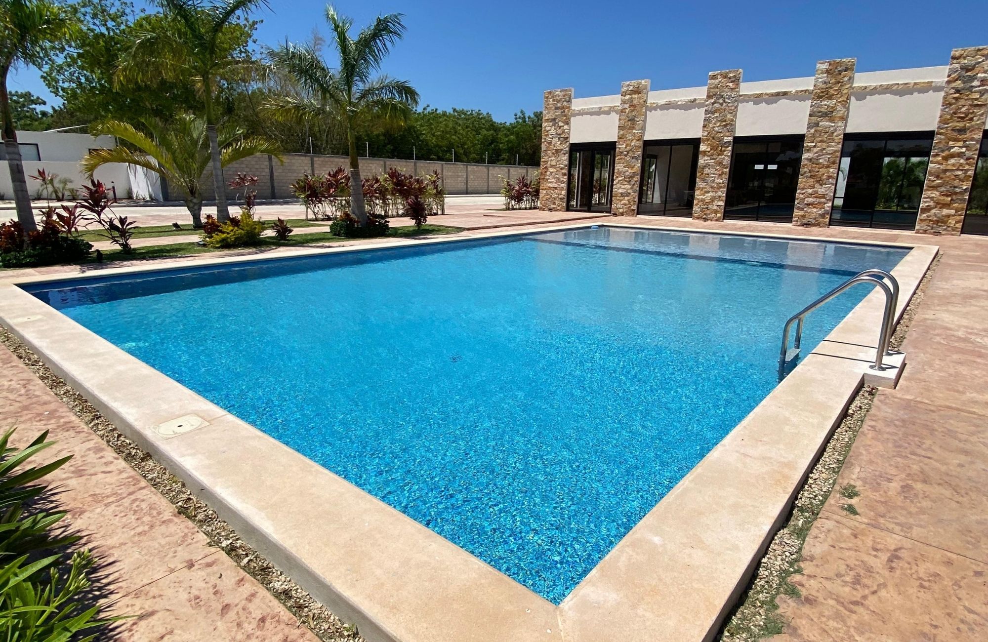 House with garden, private pool, terrace and service room, North Zone, Merida.