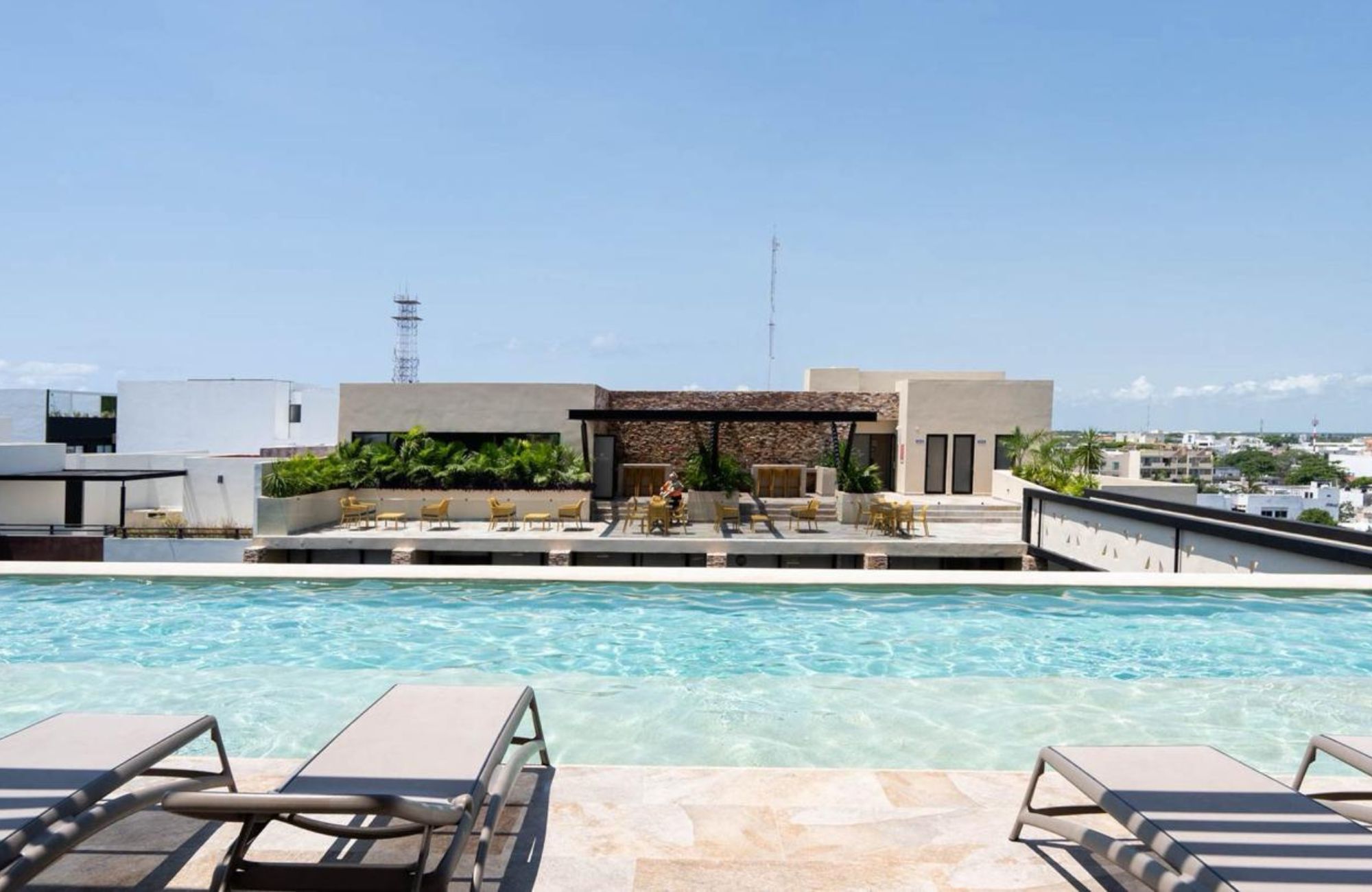 Swim up condo, with direct access to the pool from your terrace, in gated community, sports fields, restaurant, playground for children, sch