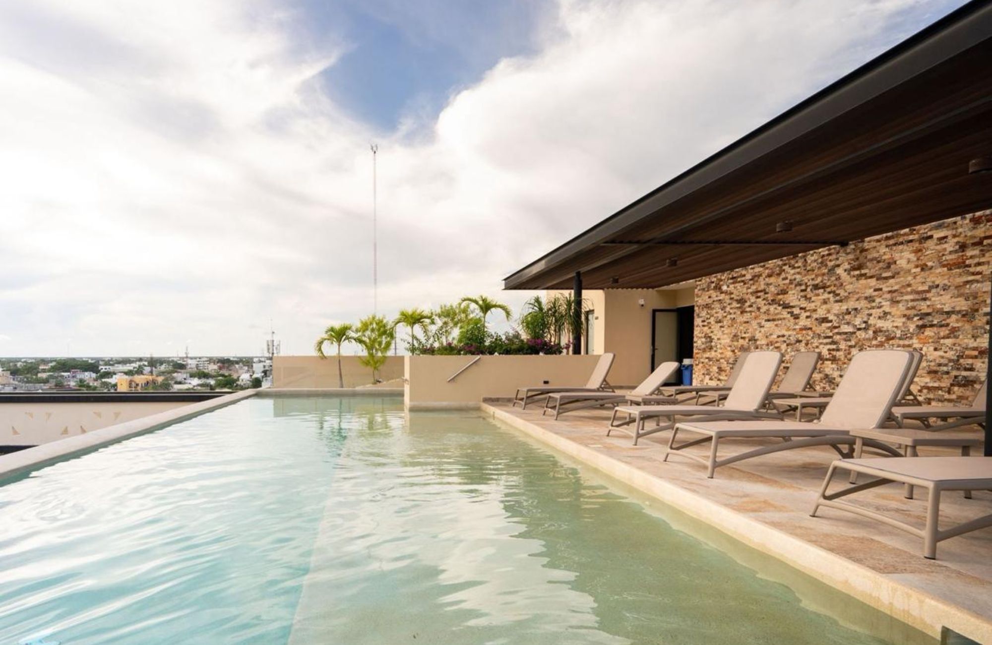 Swim up condo, with direct access to the pool from your terrace, in gated community, sports fields, restaurant, playground for children, sch