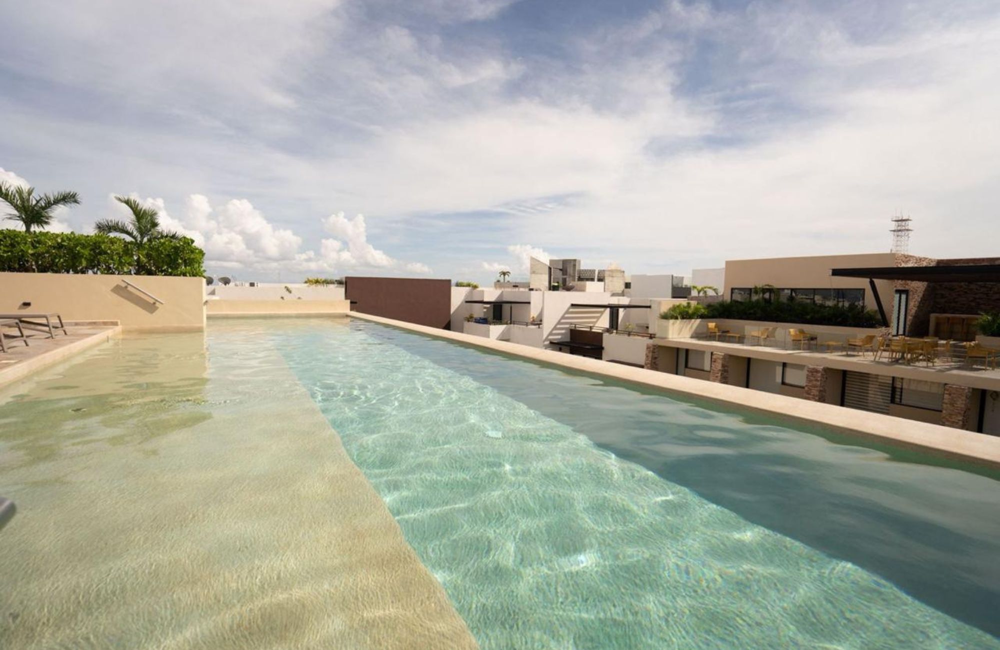 Swim up condo, with direct access to the pool from your terrace, in gated community, sports fields, restaurant, playground for children, sch