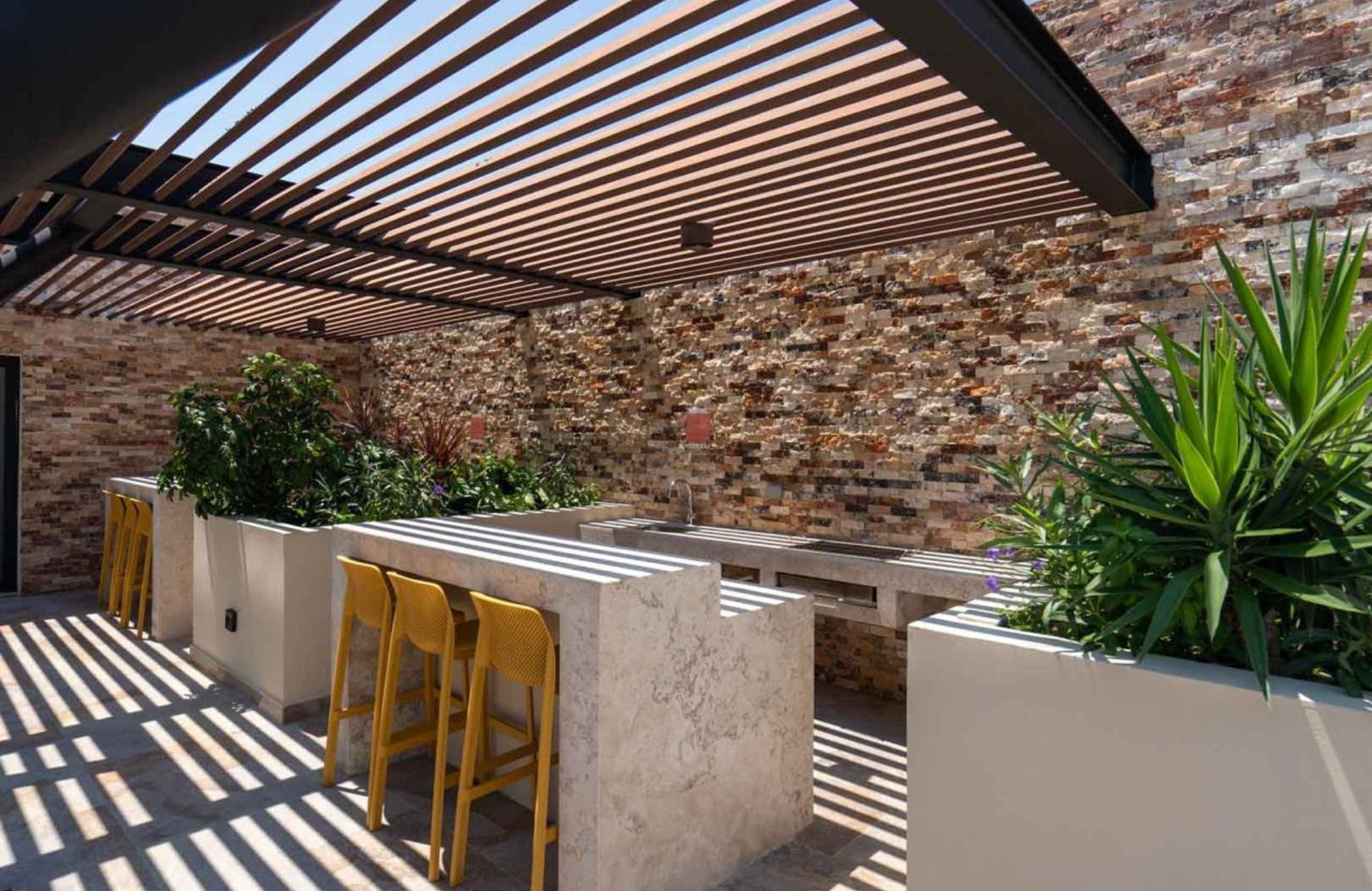 Swim up condo, with direct access to the pool from your terrace, in gated community, sports fields, restaurant, playground for children, sch