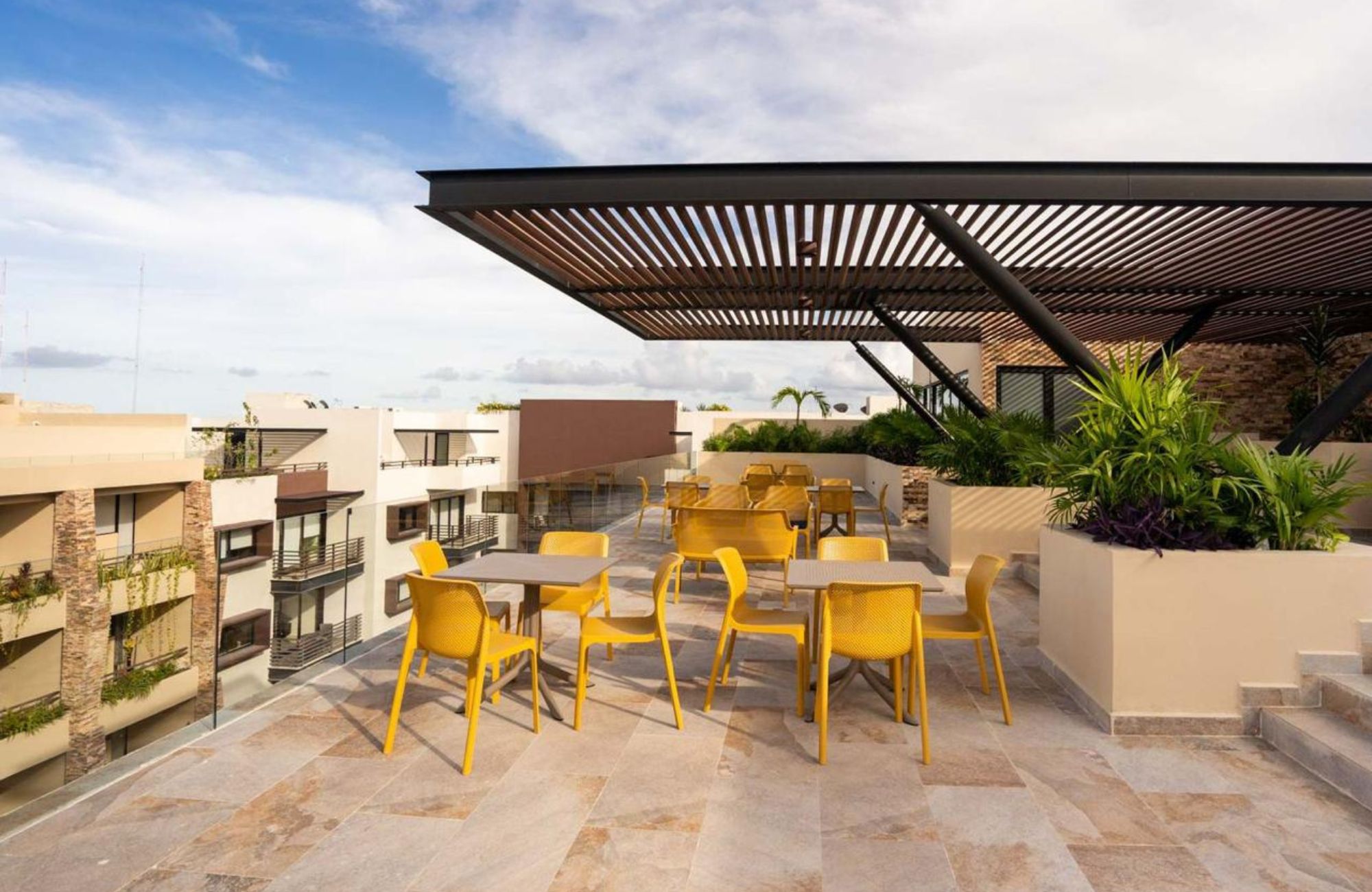 Swim up condo, with direct access to the pool from your terrace, in gated community, sports fields, restaurant, playground for children, sch