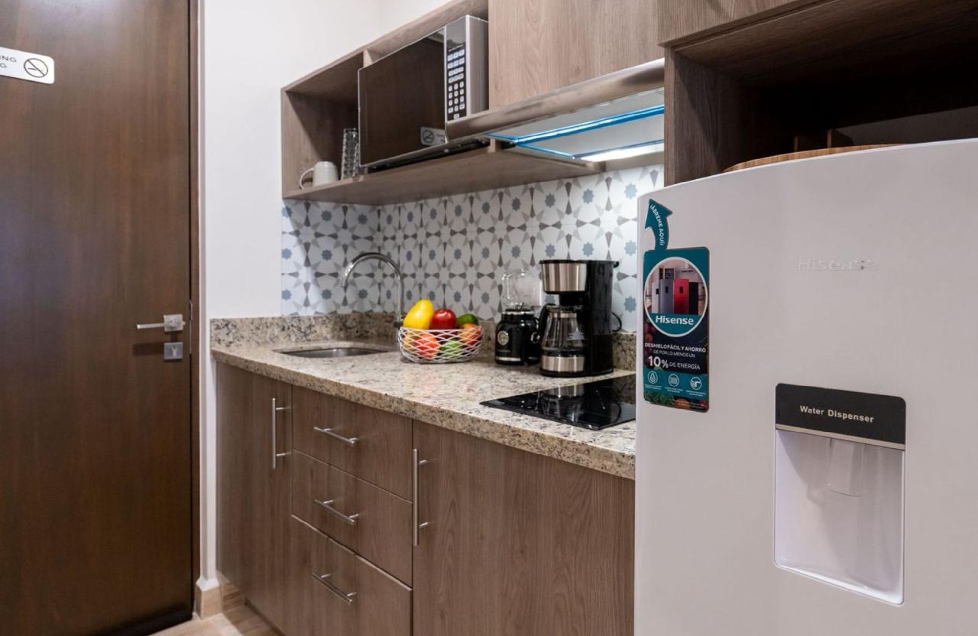 Swim up condo, with direct access to the pool from your terrace, in gated community, sports fields, restaurant, playground for children, sch