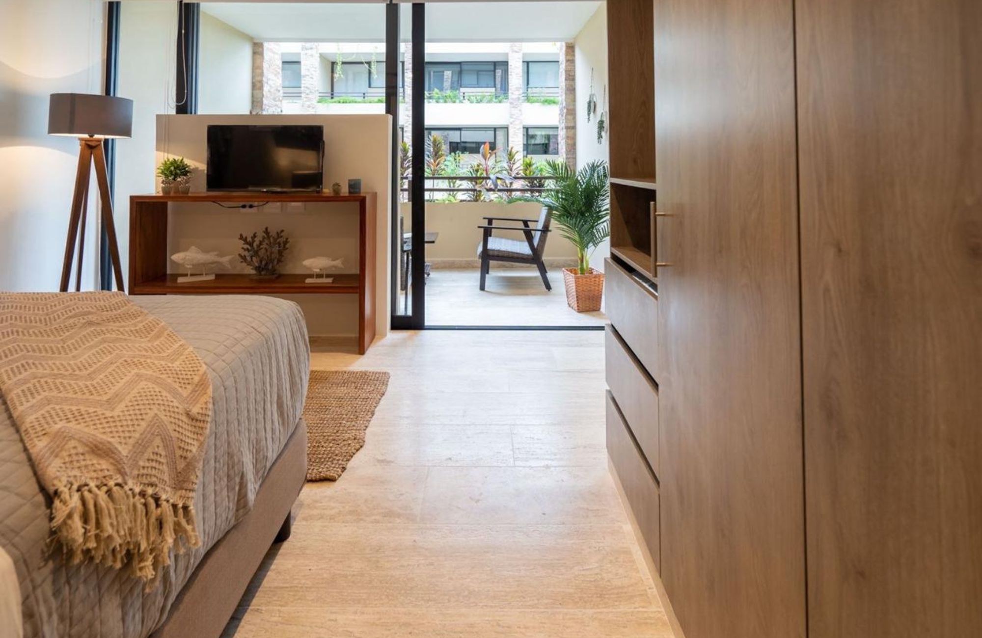 Swim up condo, with direct access to the pool from your terrace, in gated community, sports fields, restaurant, playground for children, sch