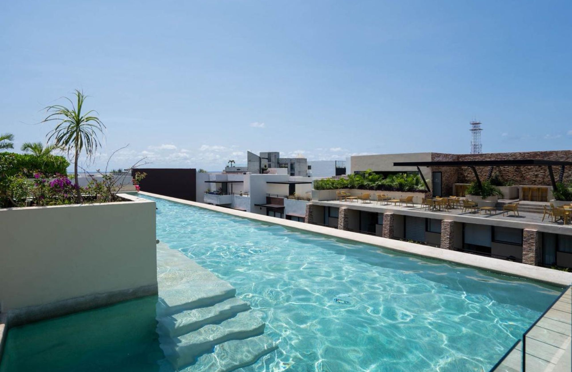 Swim up condo, with direct access to the pool from your terrace, in gated community, sports fields, restaurant, playground for children, sch