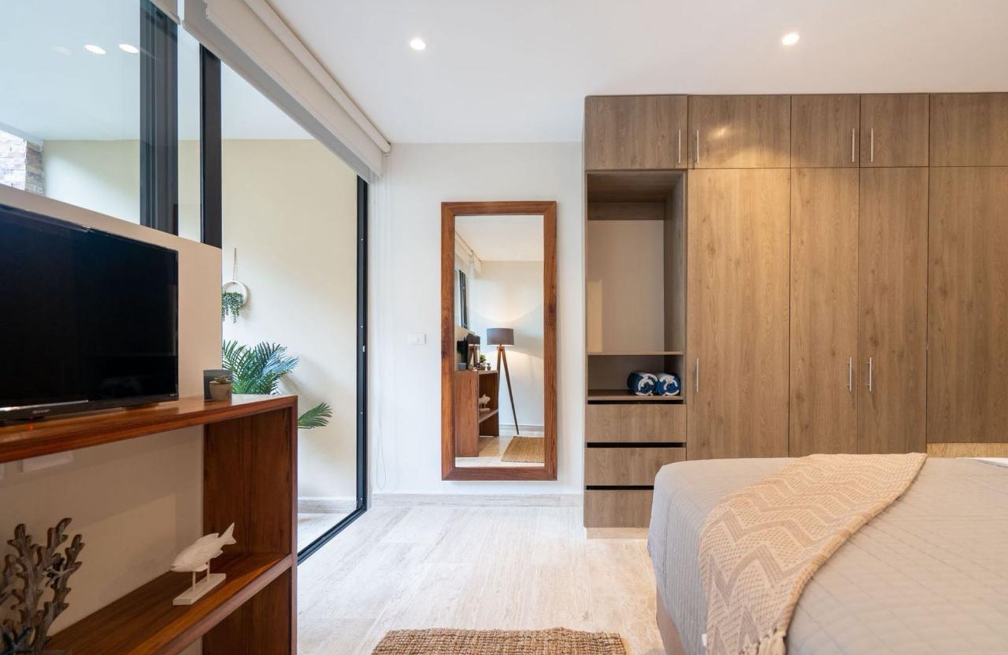 Swim up condo, with direct access to the pool from your terrace, in gated community, sports fields, restaurant, playground for children, sch