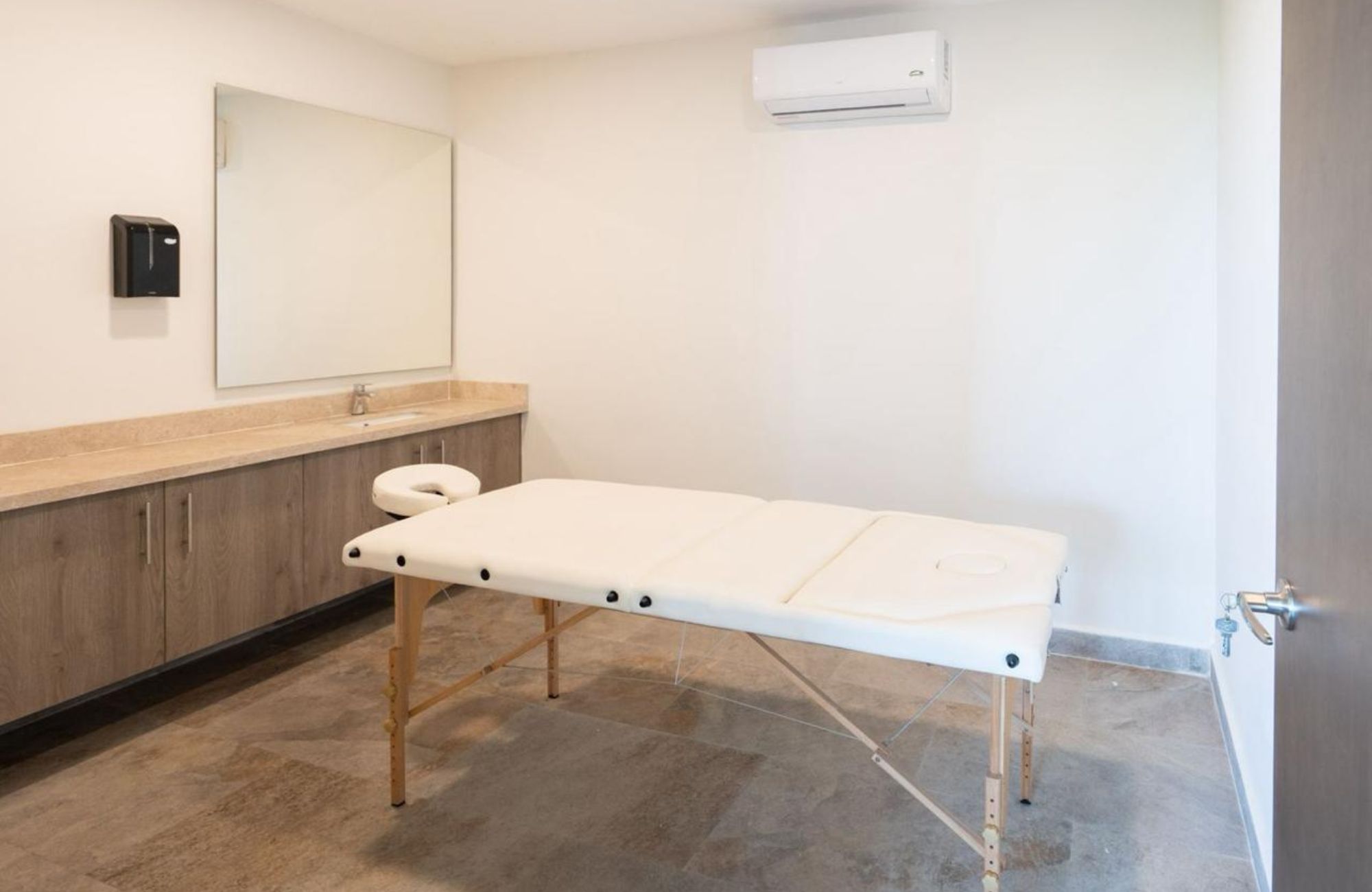 Swim up condo, with direct access to the pool from your terrace, in gated community, sports fields, restaurant, playground for children, sch