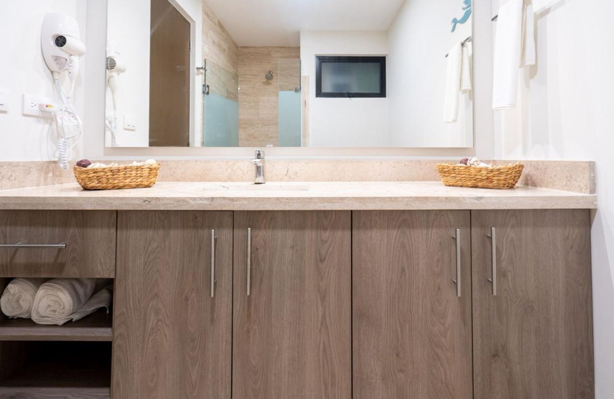 Swim up condo, with direct access to the pool from your terrace, in gated community, sports fields, restaurant, playground for children, sch