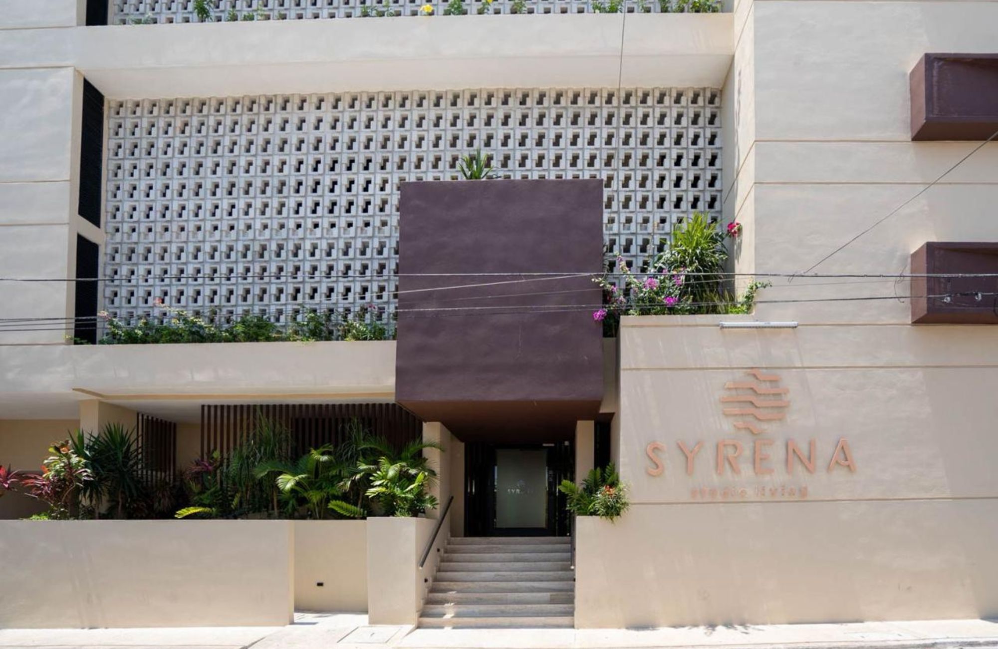 Swim up condo, with direct access to the pool from your terrace, in gated community, sports fields, restaurant, playground for children, sch