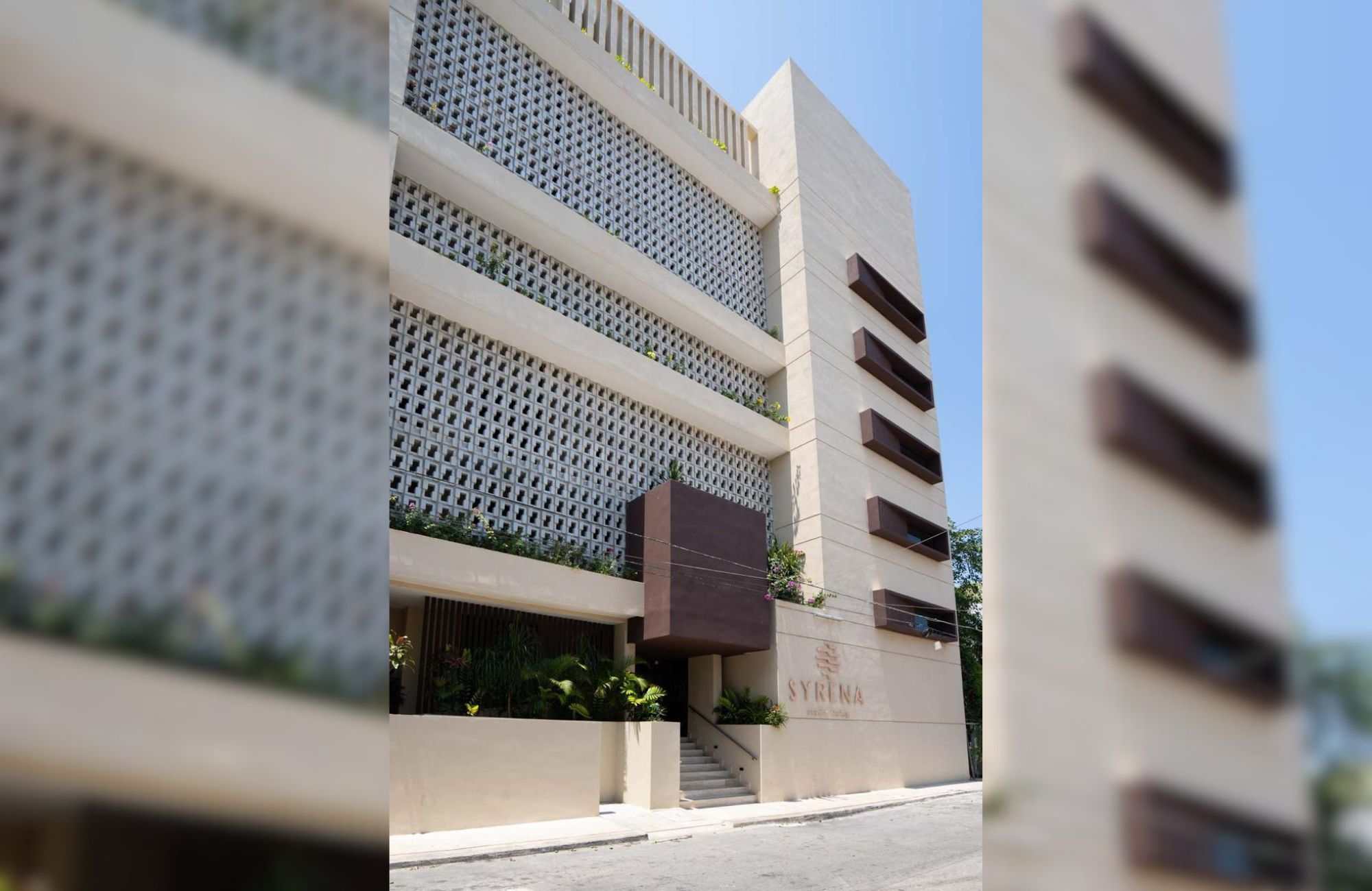 Swim up condo, with direct access to the pool from your terrace, in gated community, sports fields, restaurant, playground for children, sch