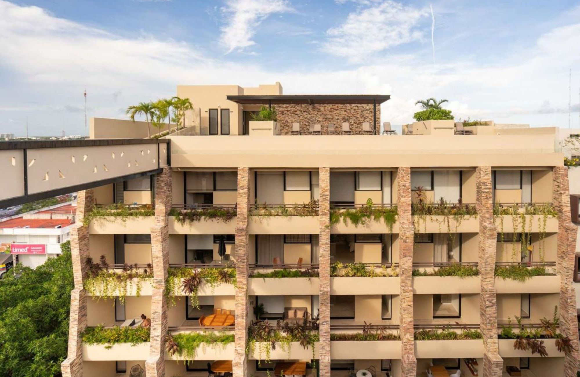 Swim up condo, with direct access to the pool from your terrace, in gated community, sports fields, restaurant, playground for children, sch