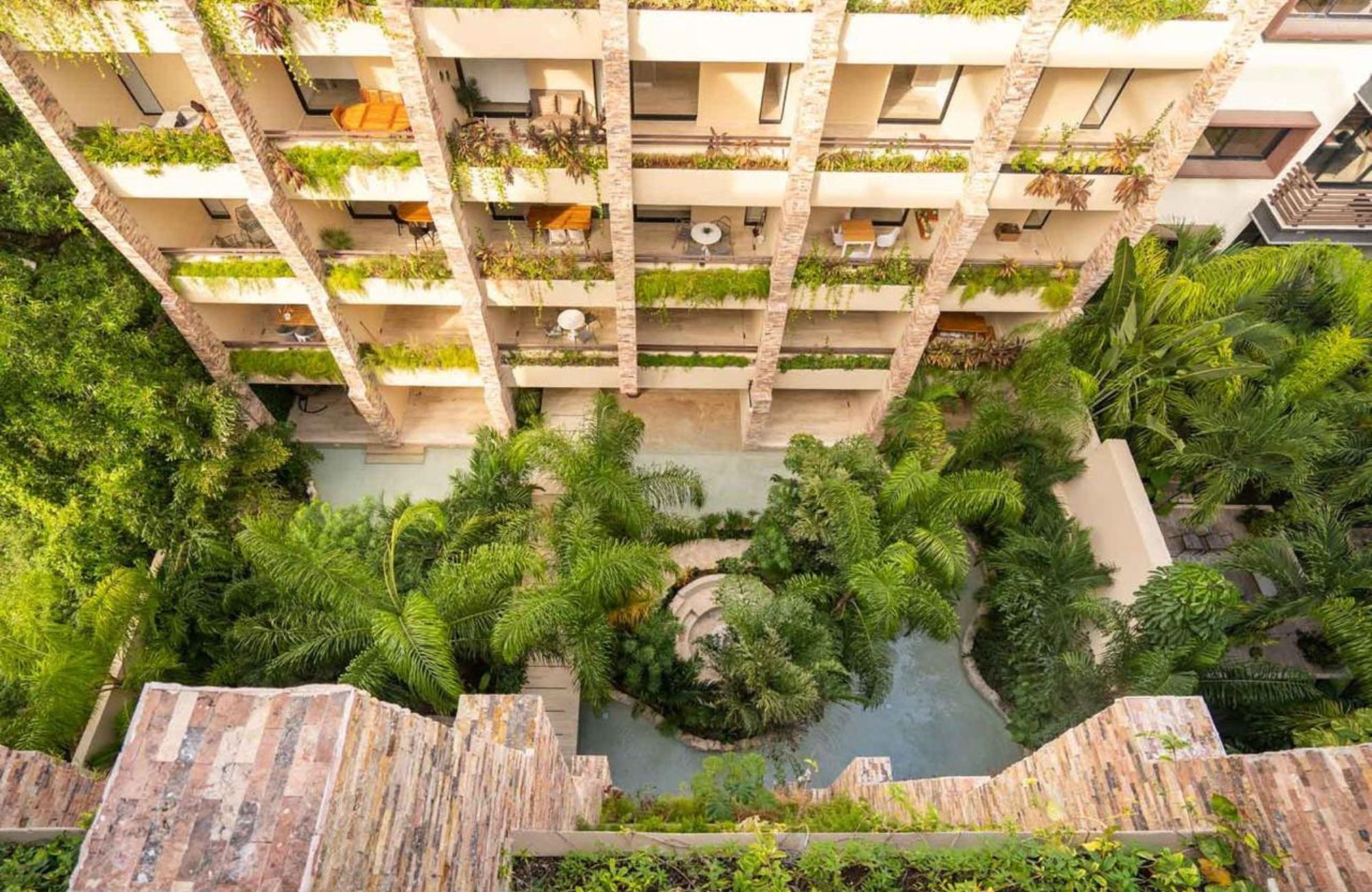 Swim up condo, with direct access to the pool from your terrace, in gated community, sports fields, restaurant, playground for children, sch