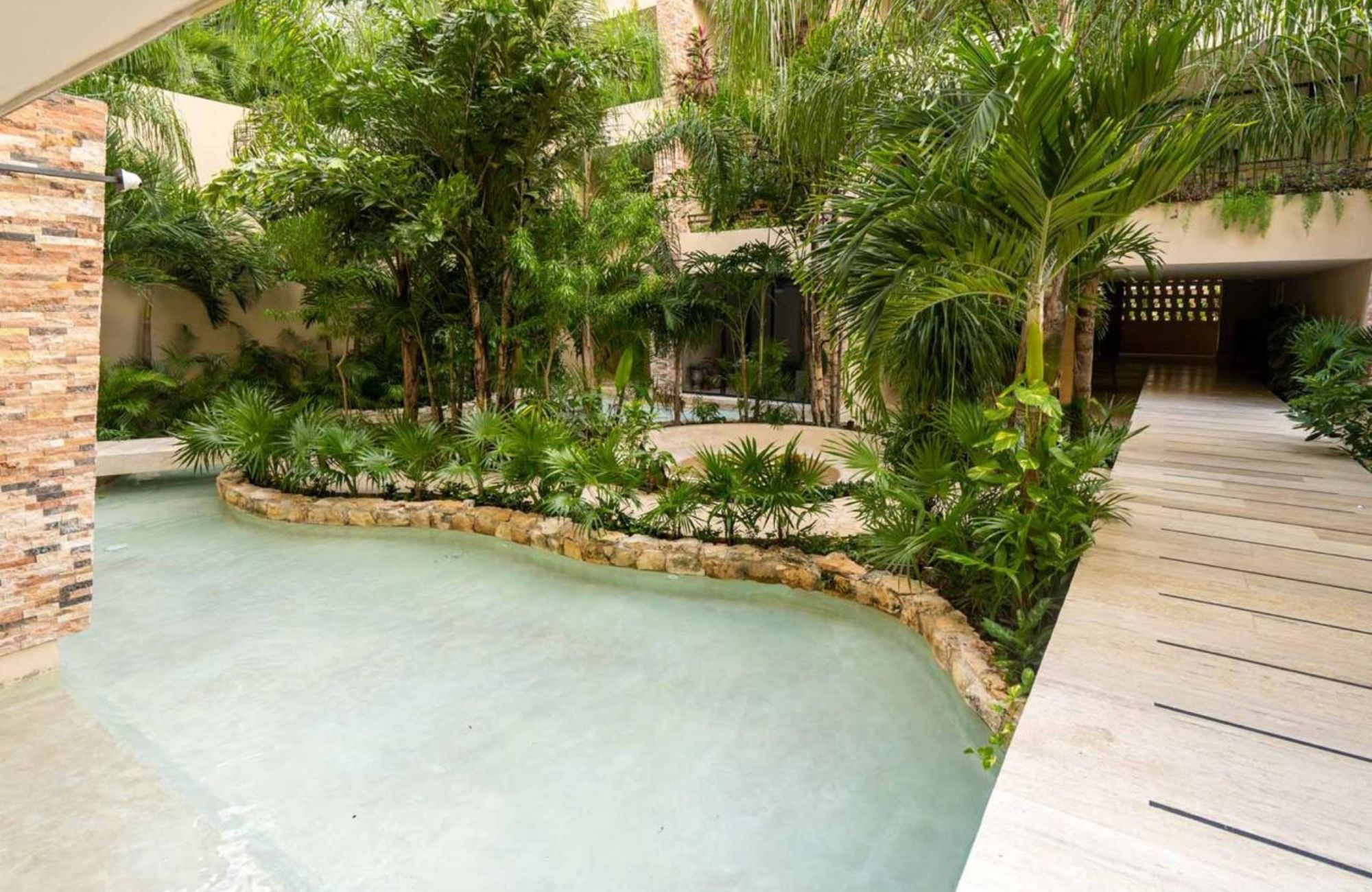 Swim up condo, with direct access to the pool from your terrace, in gated community, sports fields, restaurant, playground for children, sch