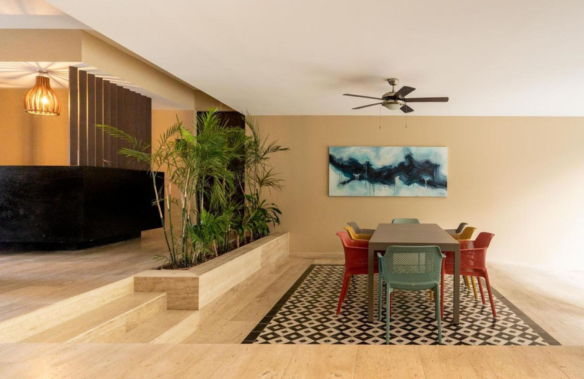 Swim up condo, with direct access to the pool from your terrace, in gated community, sports fields, restaurant, playground for children, sch