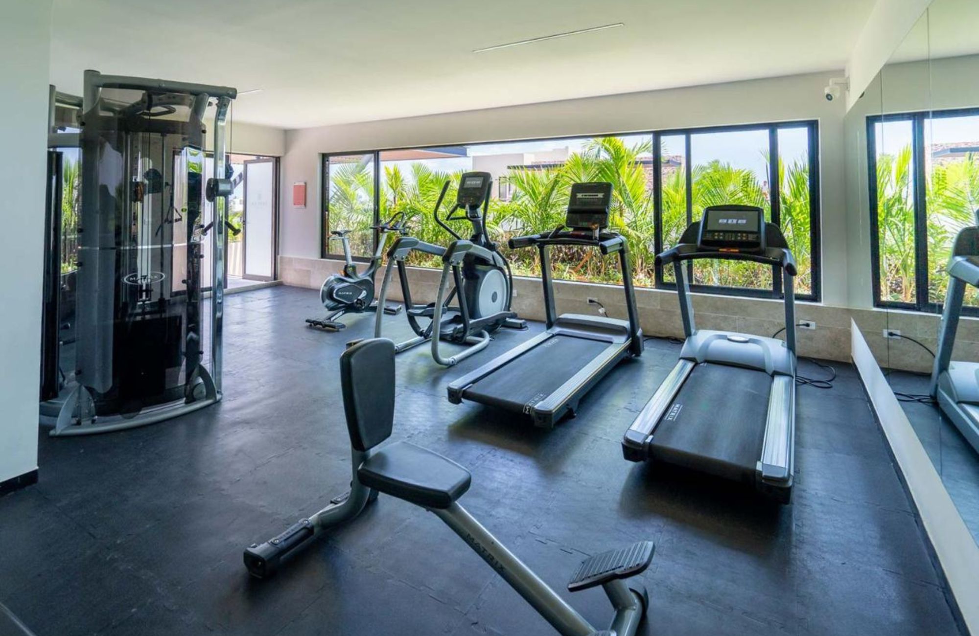 Swim up condo, with direct access to the pool from your terrace, in gated community, sports fields, restaurant, playground for children, sch