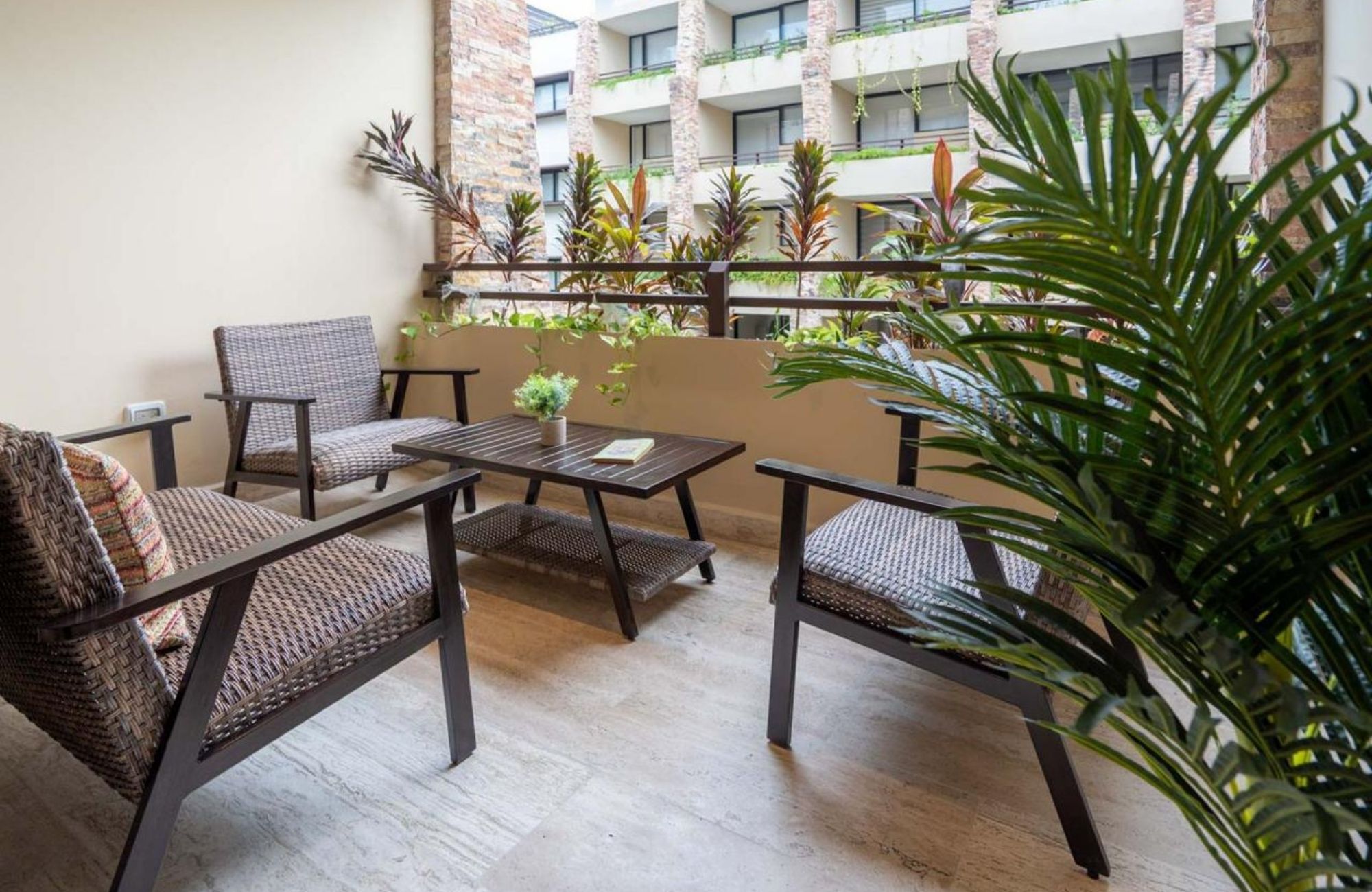 Swim up condo, with direct access to the pool from your terrace, in gated community, sports fields, restaurant, playground for children, sch