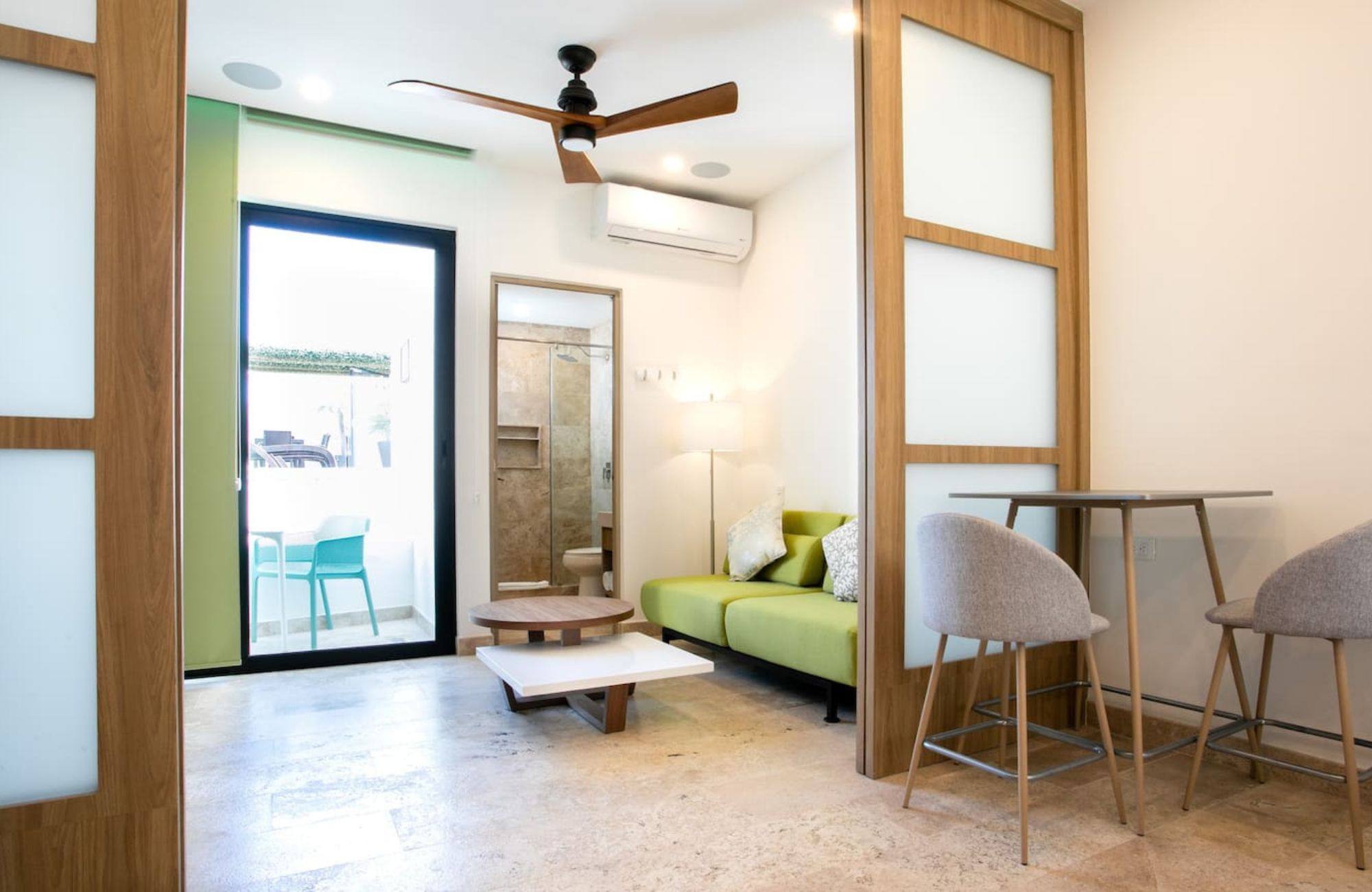 Estudio con terraza privada, Gimnasio, Alberca y Jacuzzi,  Zona Centro, venta, Playa del Carmen.