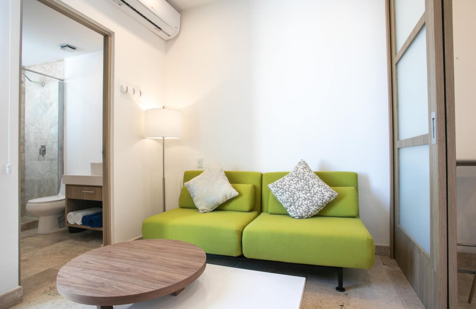 Estudio con terraza privada, Gimnasio, Alberca y Jacuzzi,  Zona Centro, venta, Playa del Carmen.