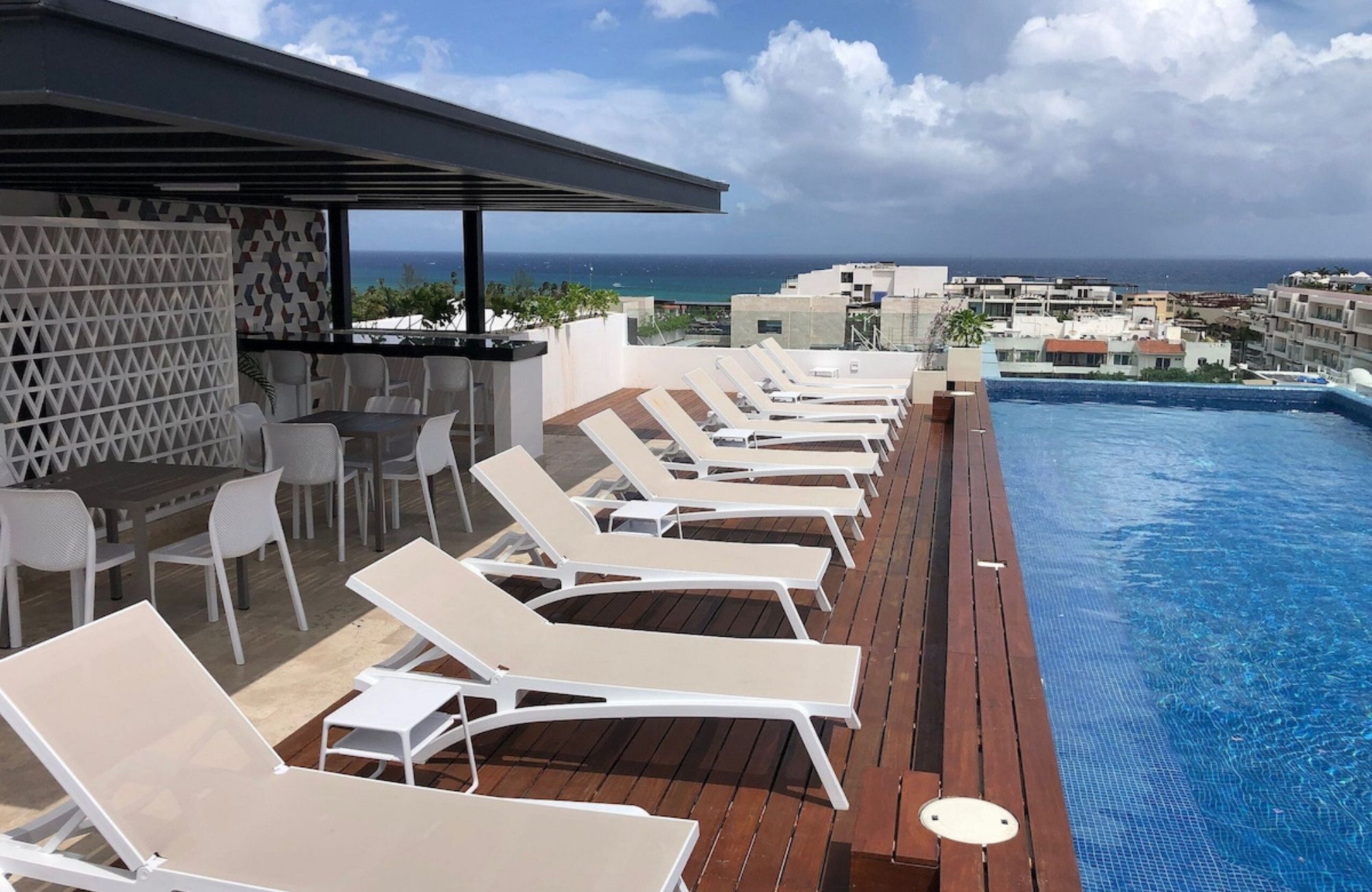 Estudio con terraza privada, Gimnasio, Alberca y Jacuzzi,  Zona Centro, venta, Playa del Carmen.