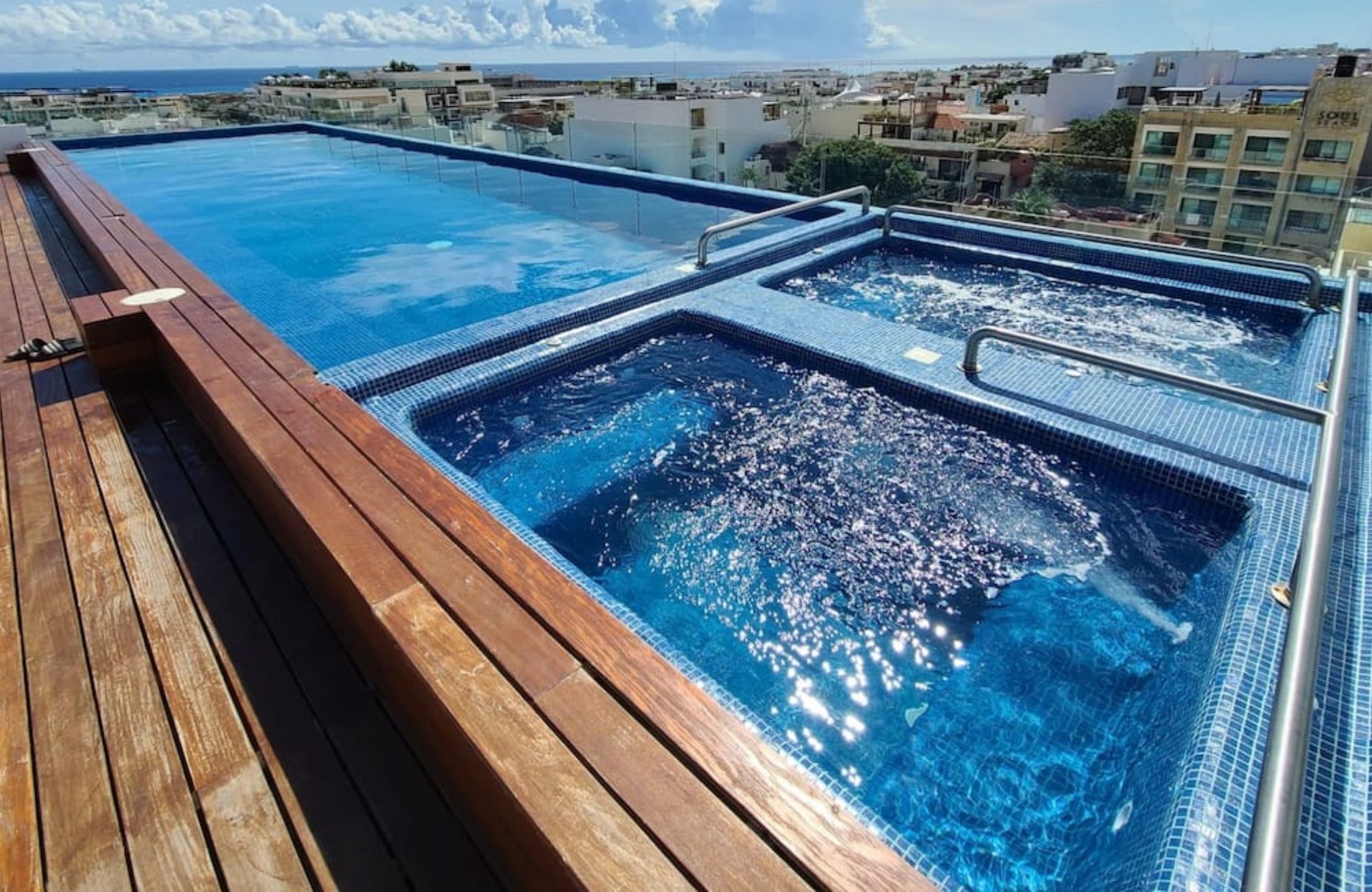 Estudio con terraza privada, Gimnasio, Alberca y Jacuzzi,  Zona Centro, venta, Playa del Carmen.