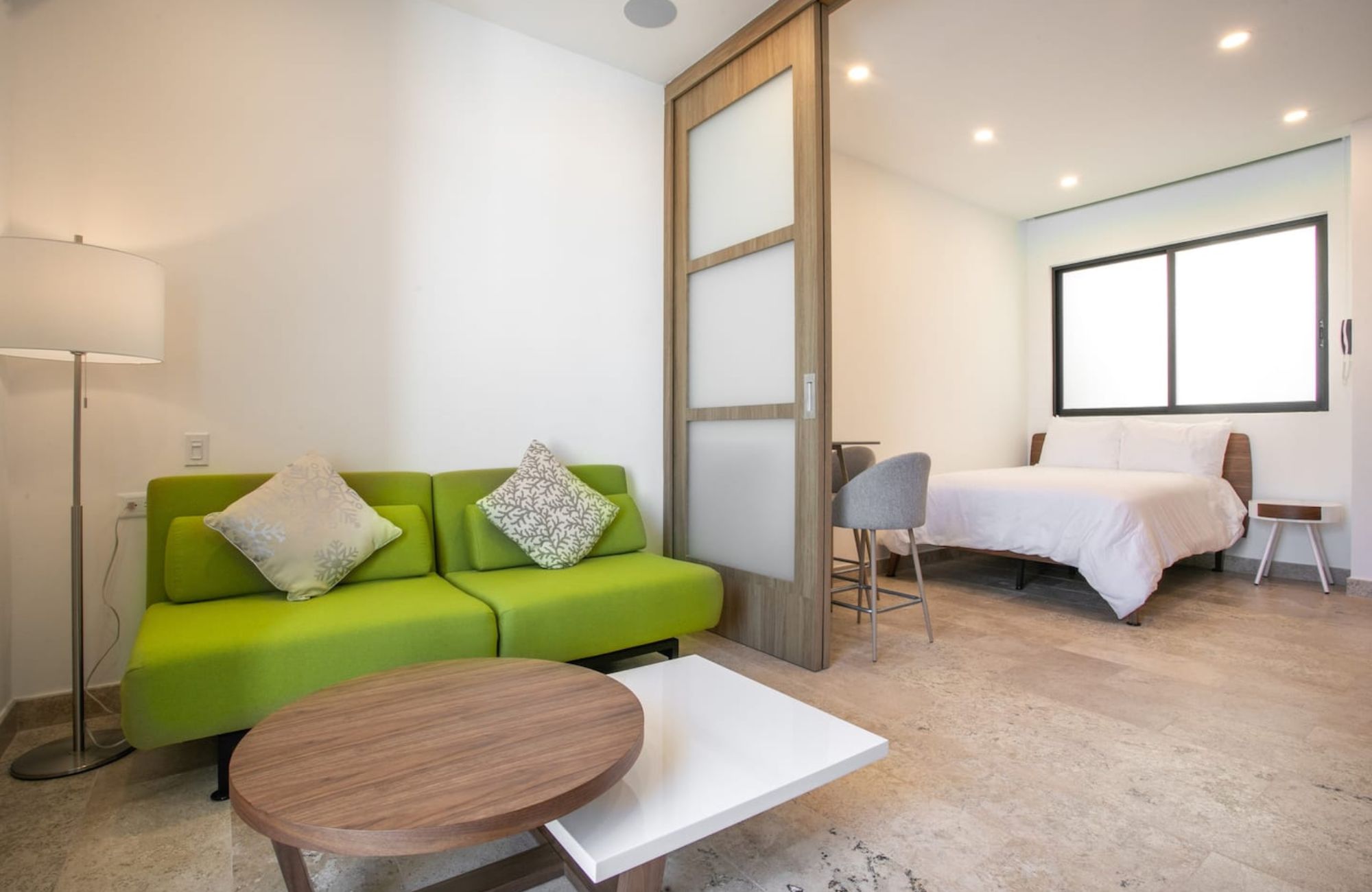 Estudio con terraza privada, Gimnasio, Alberca y Jacuzzi,  Zona Centro, venta, Playa del Carmen.