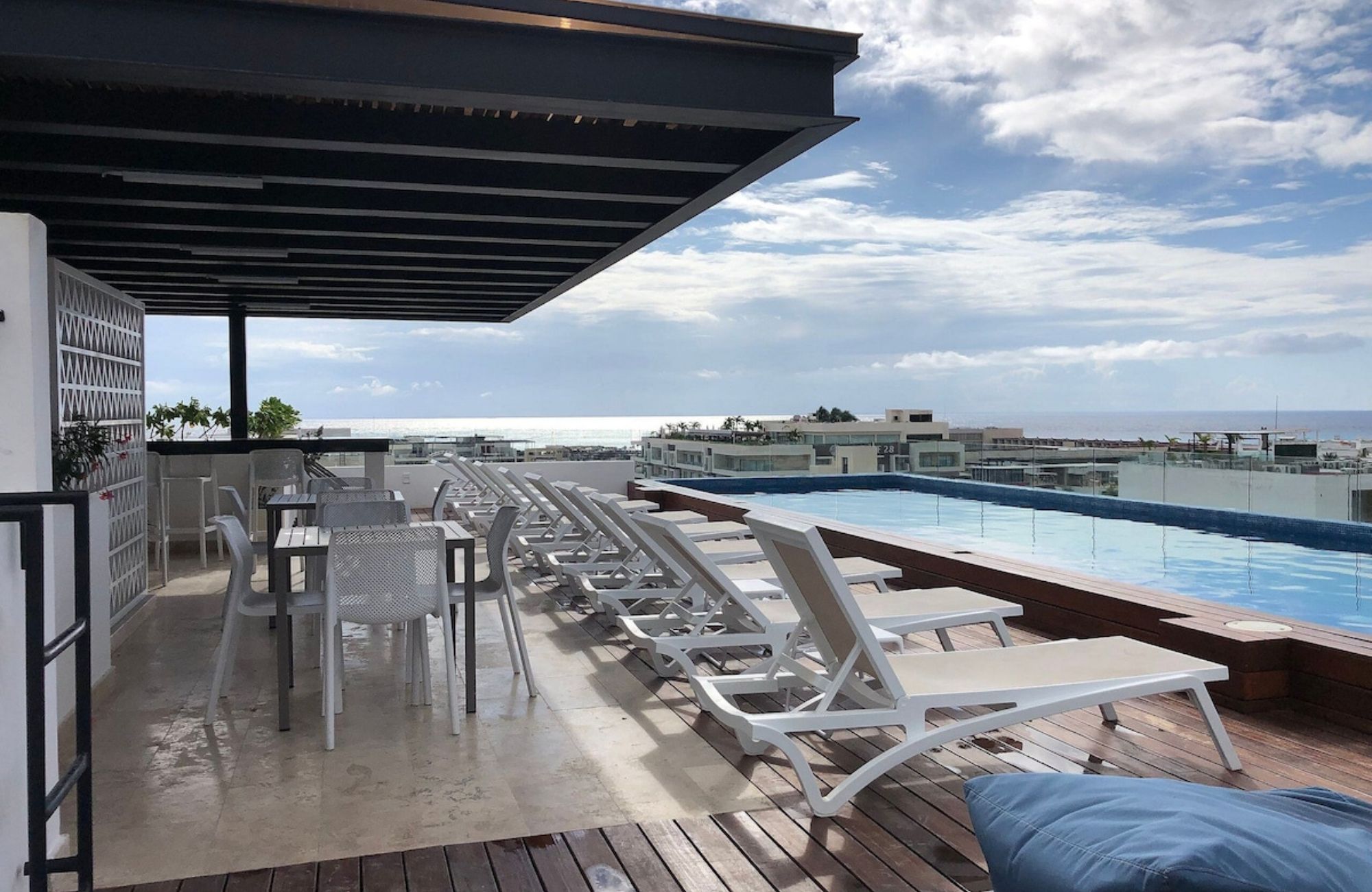 Departamento con infinity pool com&uacute;n, en venta, Centro, Playa del Carmen