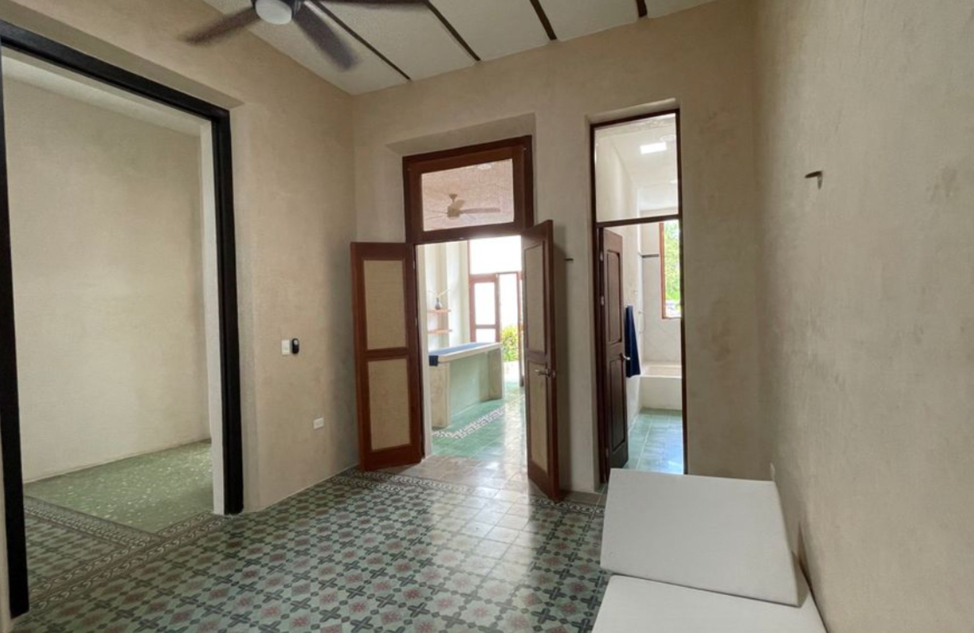 Casa Remodelada con alberca privada en venta, Centro, M&eacute;rida