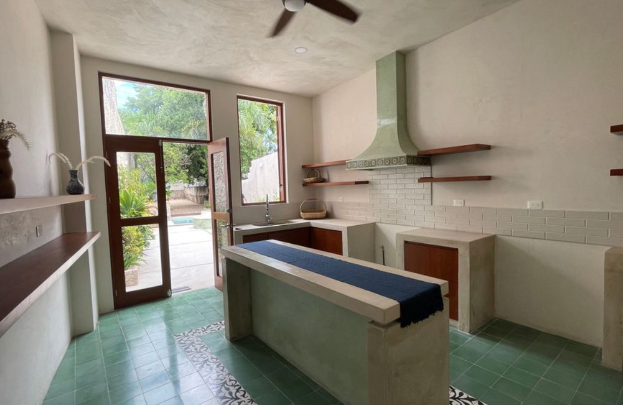 Casa Remodelada con alberca privada en venta, Centro, M&eacute;rida