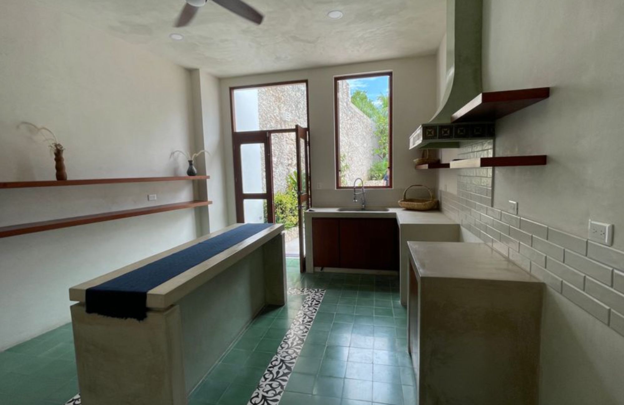 Casa Remodelada con alberca privada en venta, Centro, M&eacute;rida