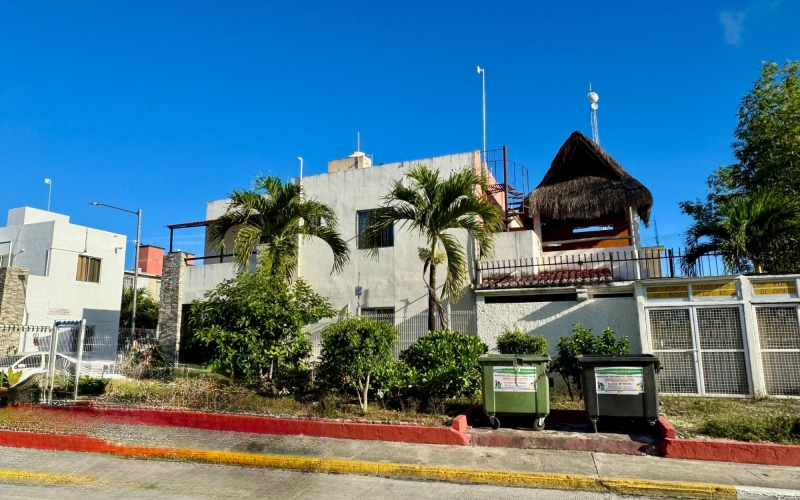 Corner house with balcony and palapa terrace for sale, El Encanto, Cozumel