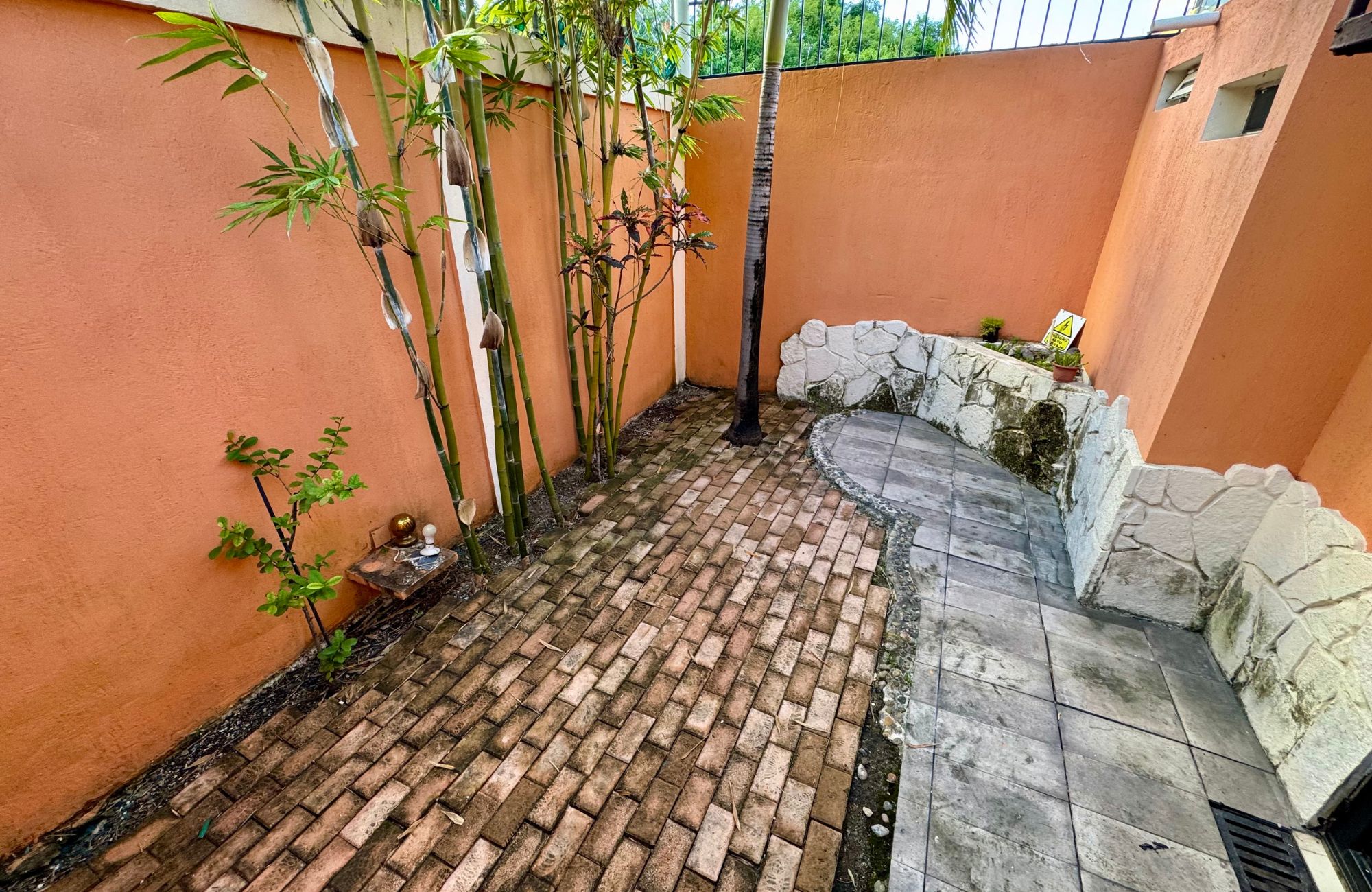 Corner house with balcony and palapa terrace for sale, El Encanto, Cozumel