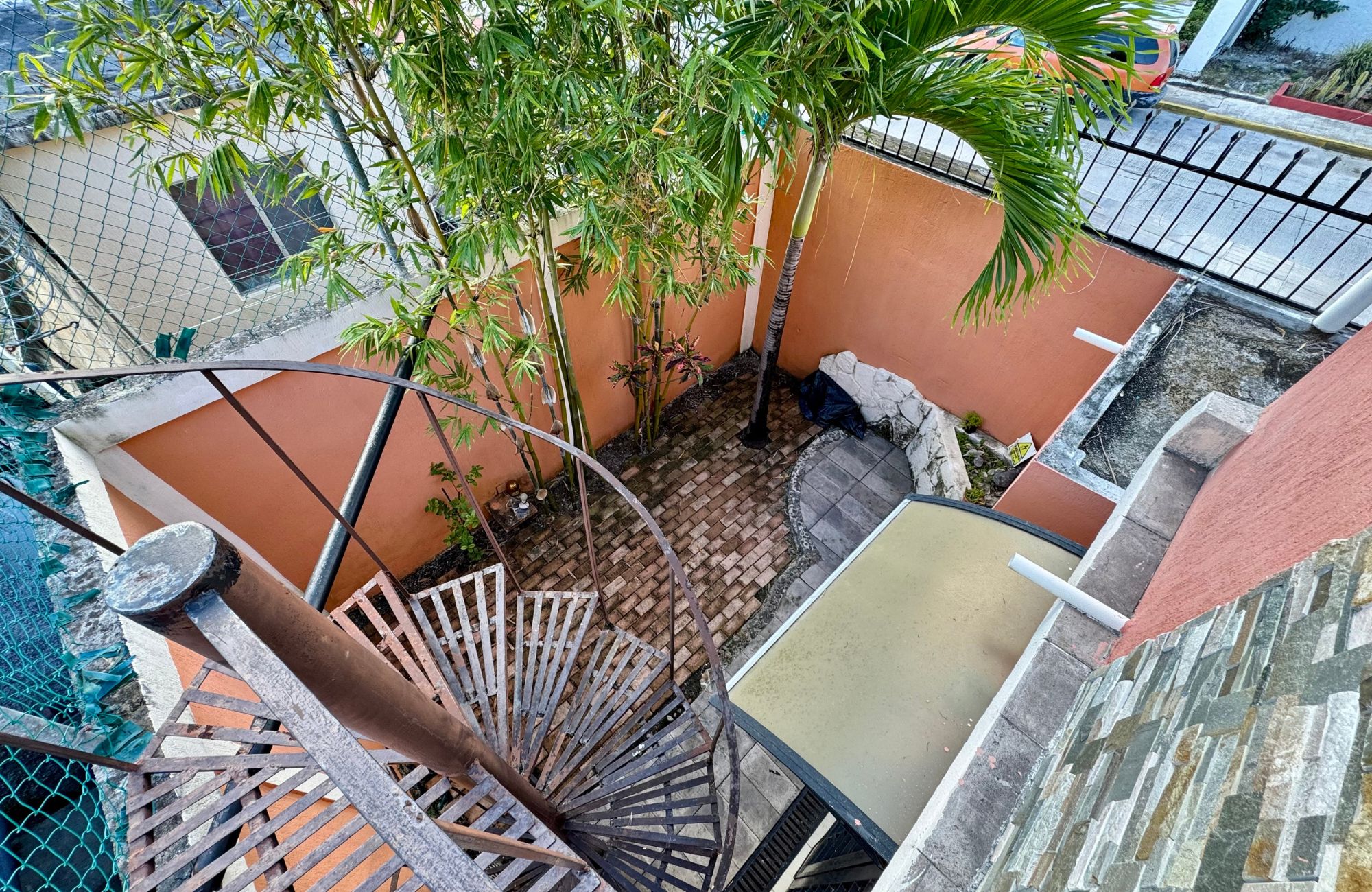 Corner house with balcony and palapa terrace for sale, El Encanto, Cozumel