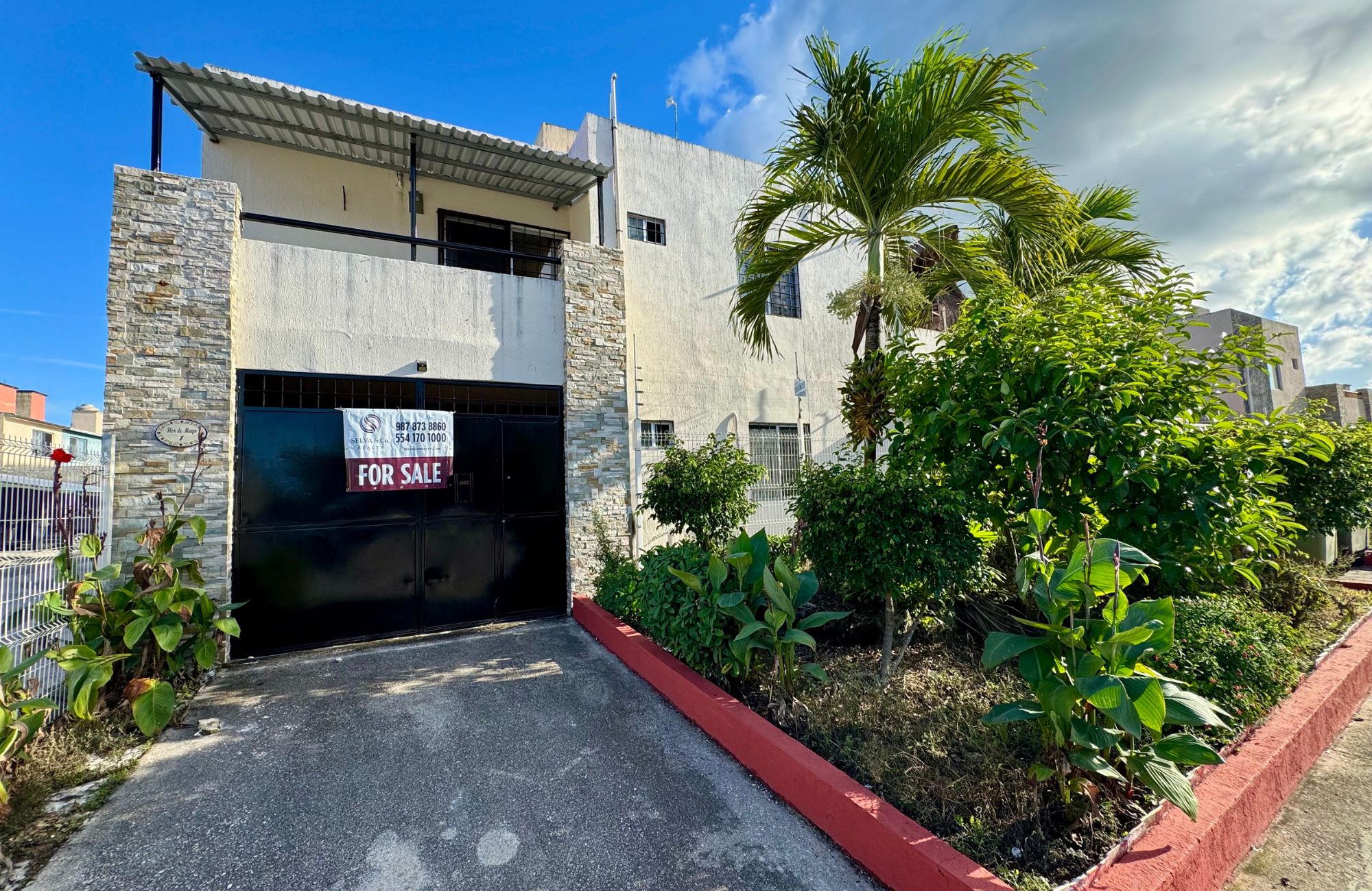 Corner house with balcony and palapa terrace for sale, El Encanto, Cozumel
