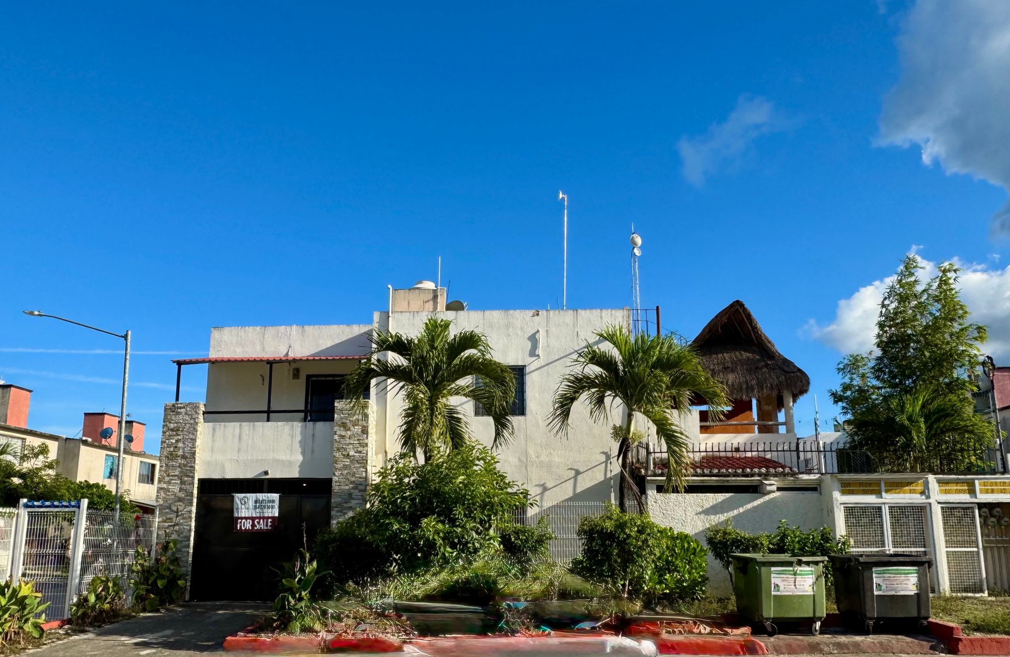 Corner house with balcony and palapa terrace for sale, El Encanto, Cozumel