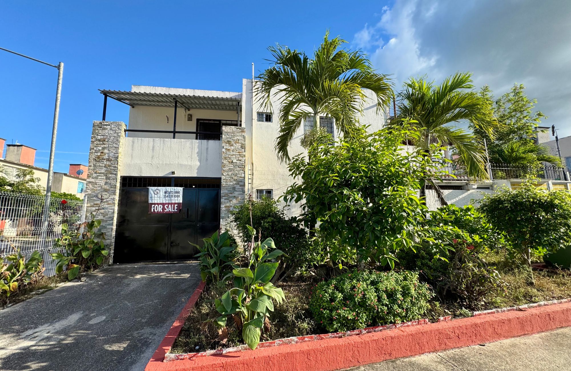 Corner house with balcony and palapa terrace for sale, El Encanto, Cozumel