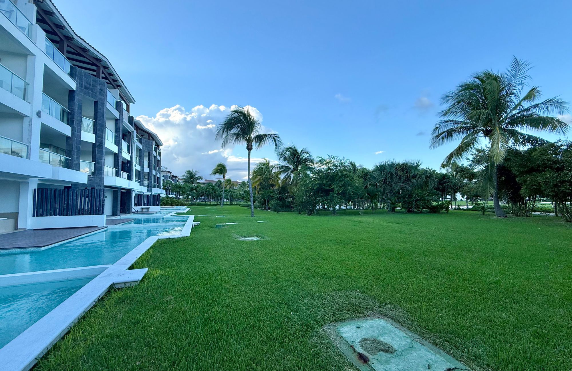 Luxury condominium 387 m2 with garden, cenote, pool, 400 meters from the beach, on the golf course, pre-construction-sale Playacar