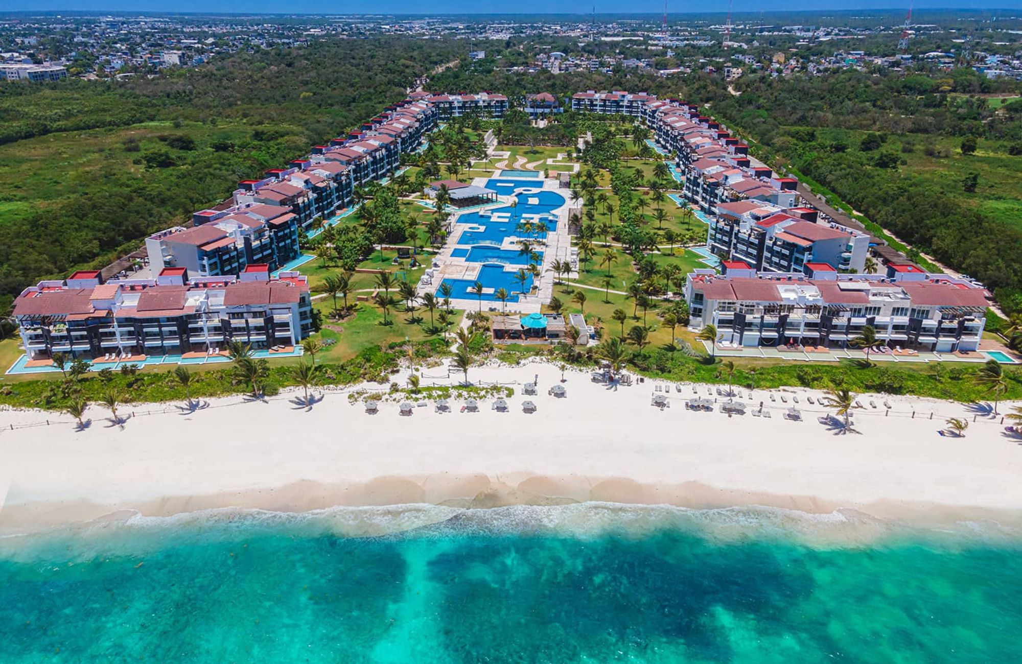 Luxury condominium 387 m2 with garden, cenote, pool, 400 meters from the beach, on the golf course, pre-construction-sale Playacar