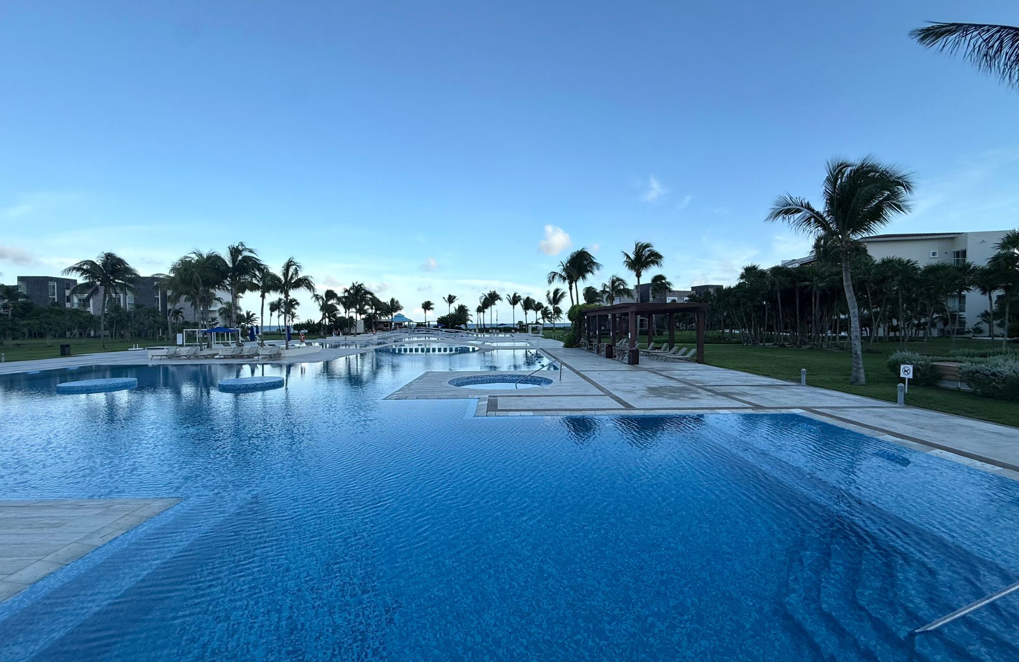 Luxury condominium 387 m2 with garden, cenote, pool, 400 meters from the beach, on the golf course, pre-construction-sale Playacar