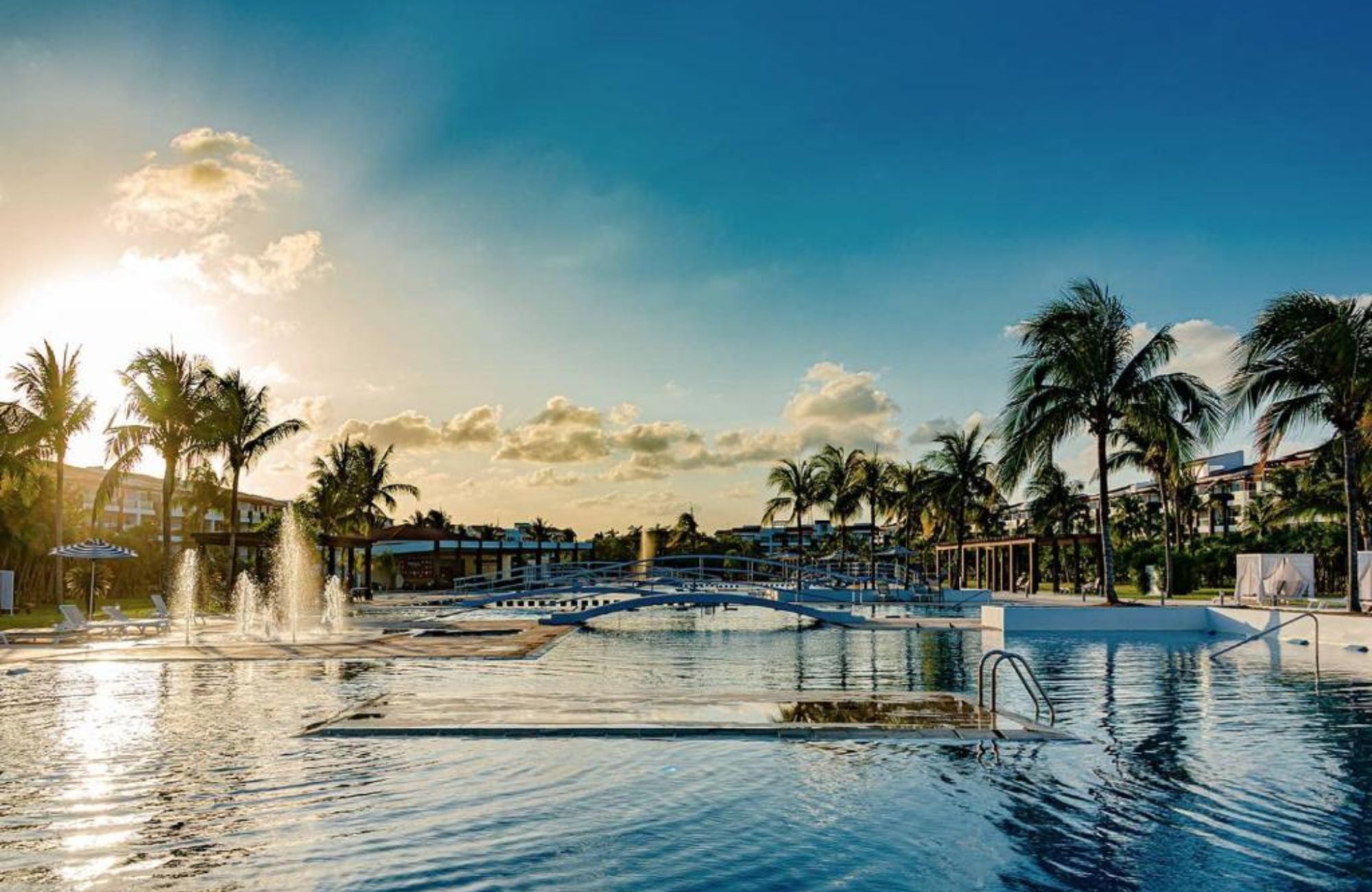 Luxury condominium 387 m2 with garden, cenote, pool, 400 meters from the beach, on the golf course, pre-construction-sale Playacar