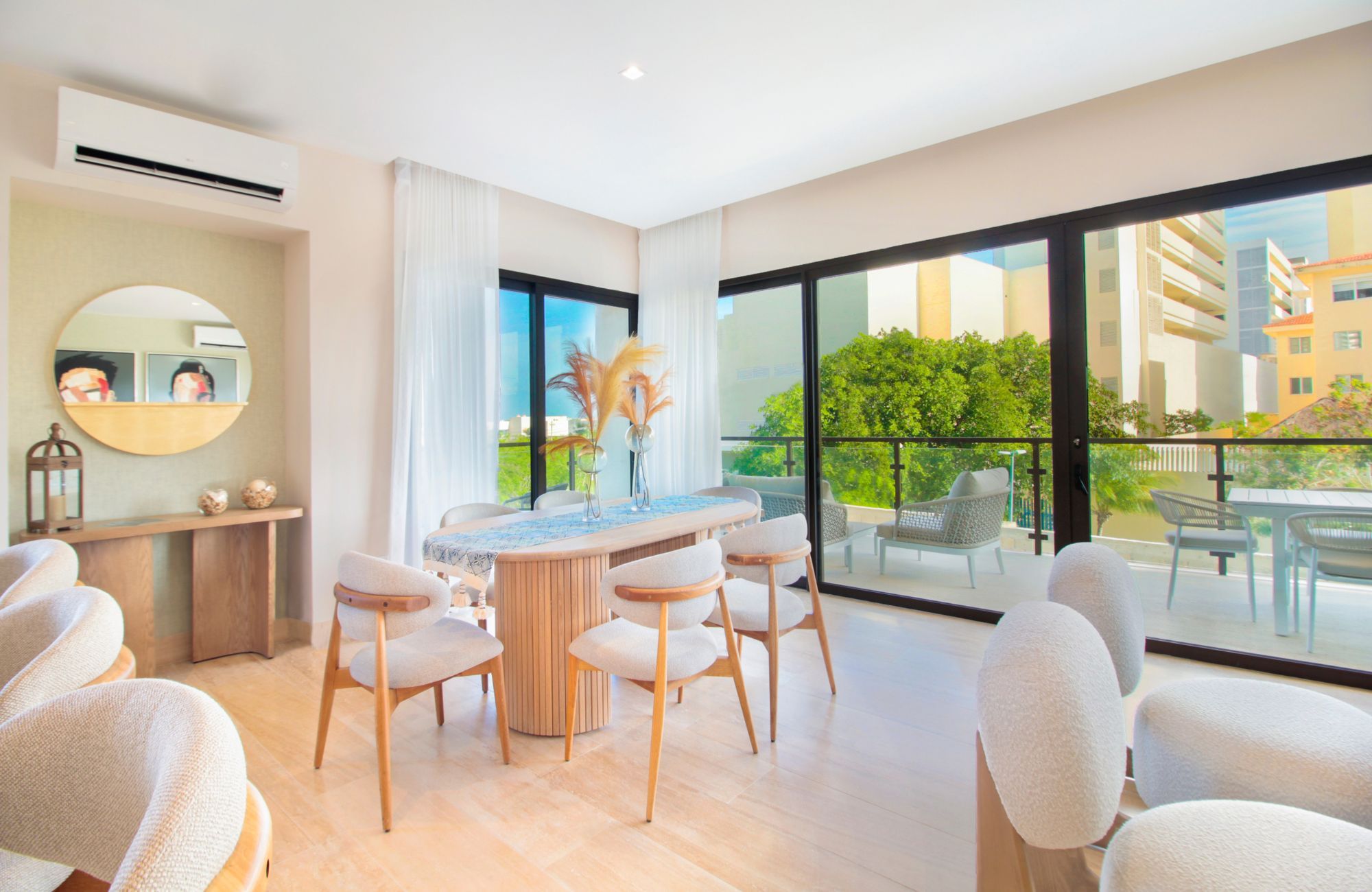 Ground floor condo, 214 m2, marble floor, in gated community, pool, pet area, gym, BBQ area, located in Cumbres Cancun, for sale.