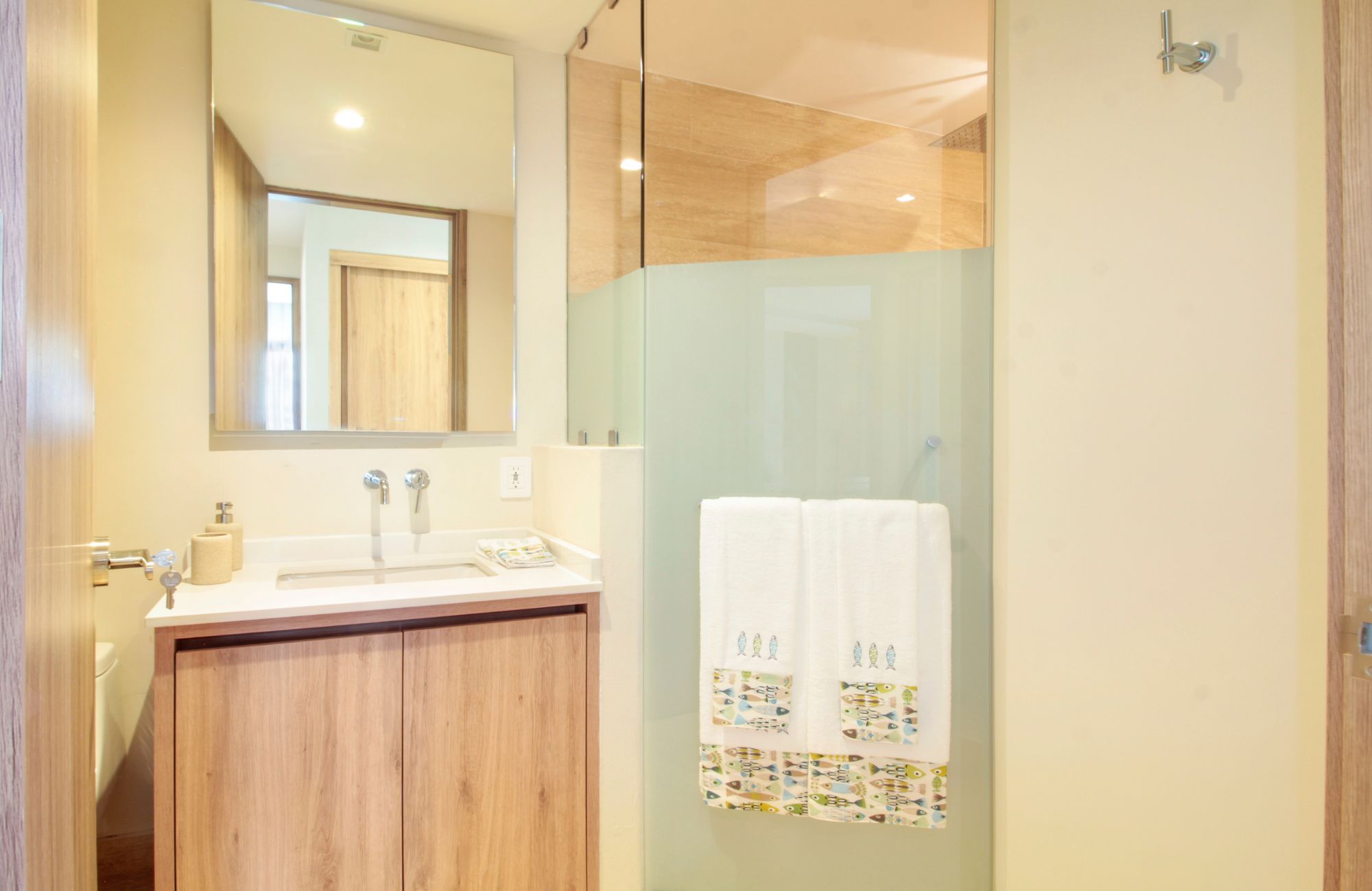 Ground floor condo, 214 m2, marble floor, in gated community, pool, pet area, gym, BBQ area, located in Cumbres Cancun, for sale.