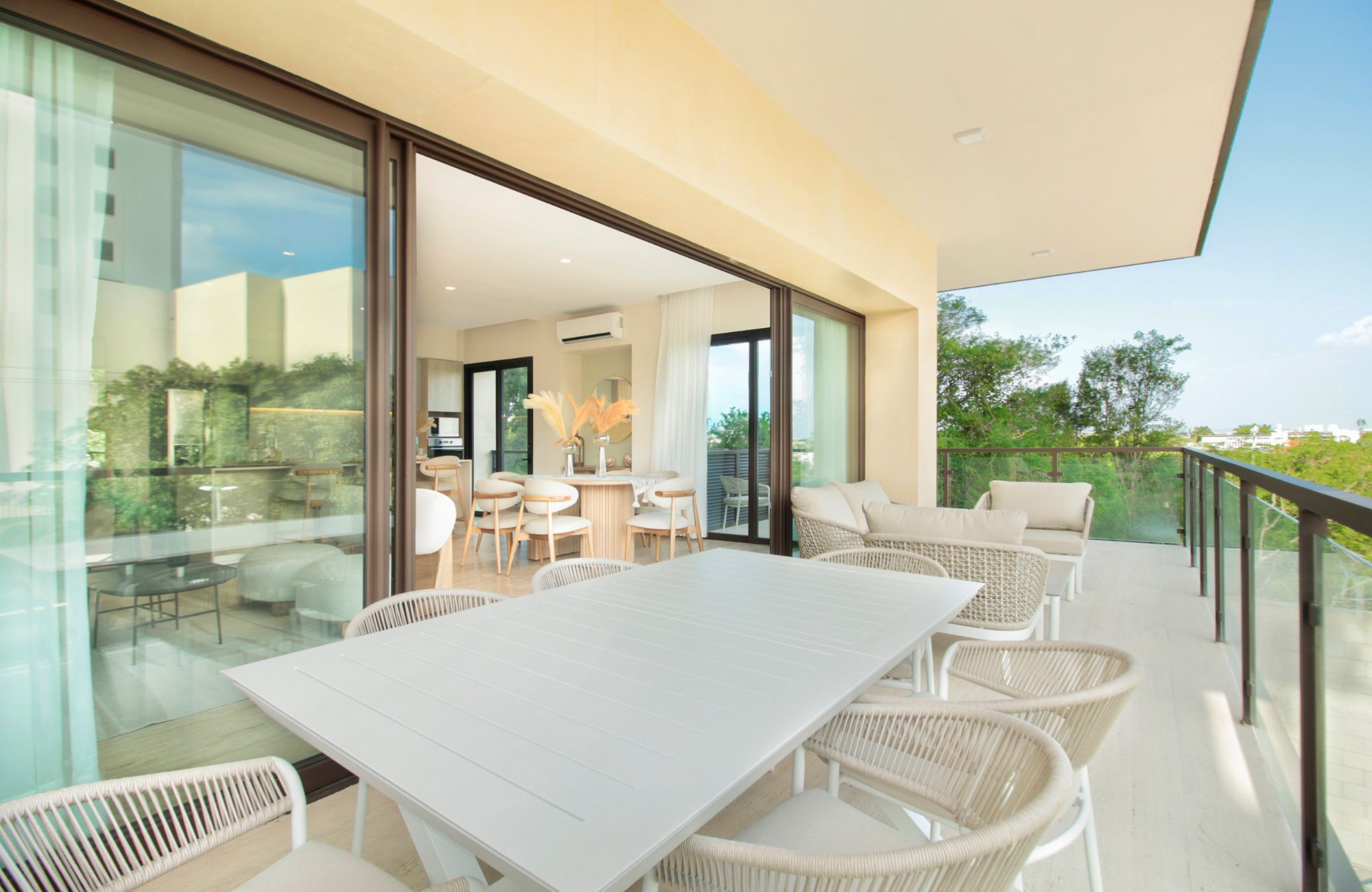 Ground floor condo, 214 m2, marble floor, in gated community, pool, pet area, gym, BBQ area, located in Cumbres Cancun, for sale.