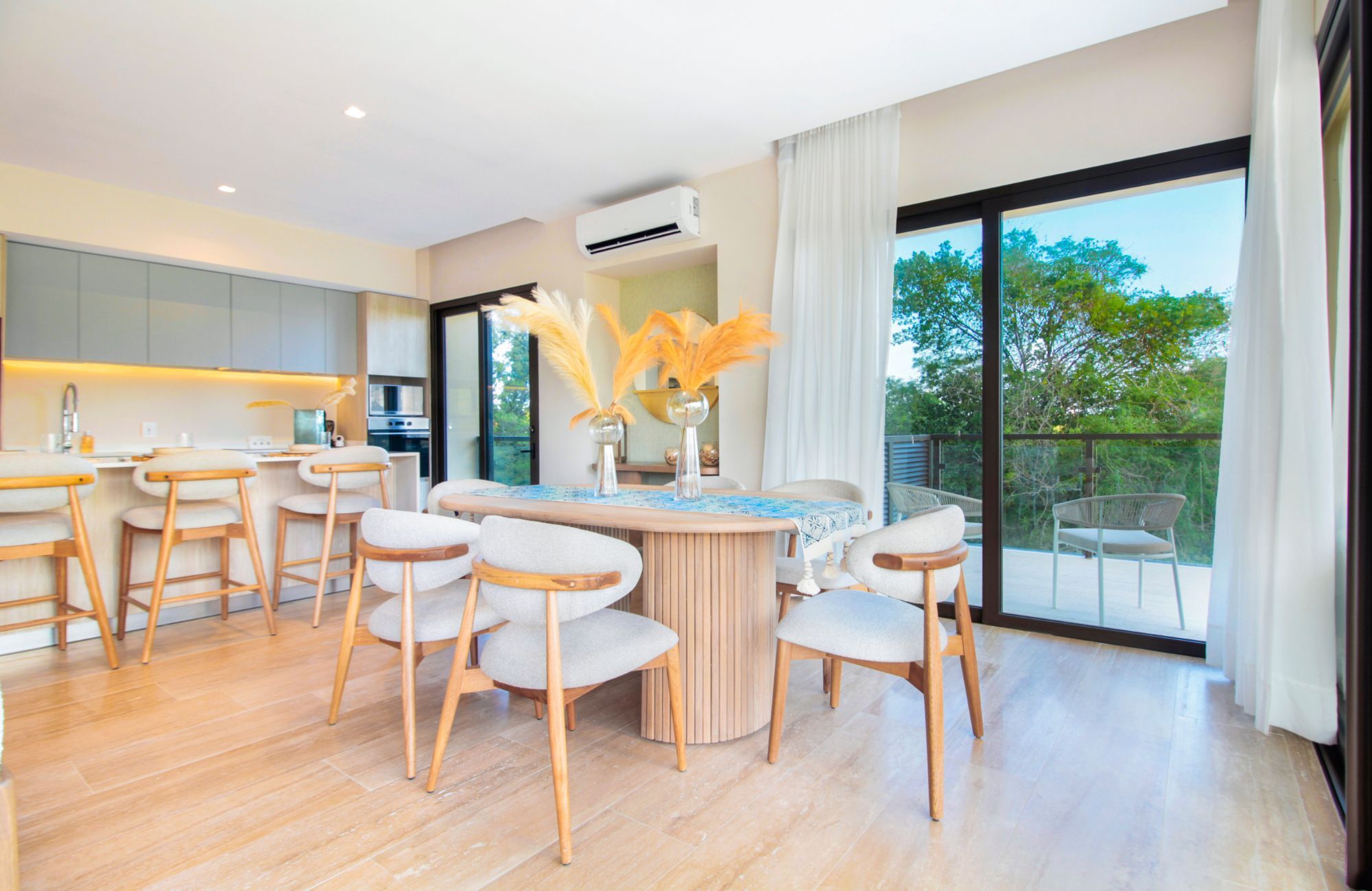 Ground floor condo, 214 m2, marble floor, in gated community, pool, pet area, gym, BBQ area, located in Cumbres Cancun, for sale.