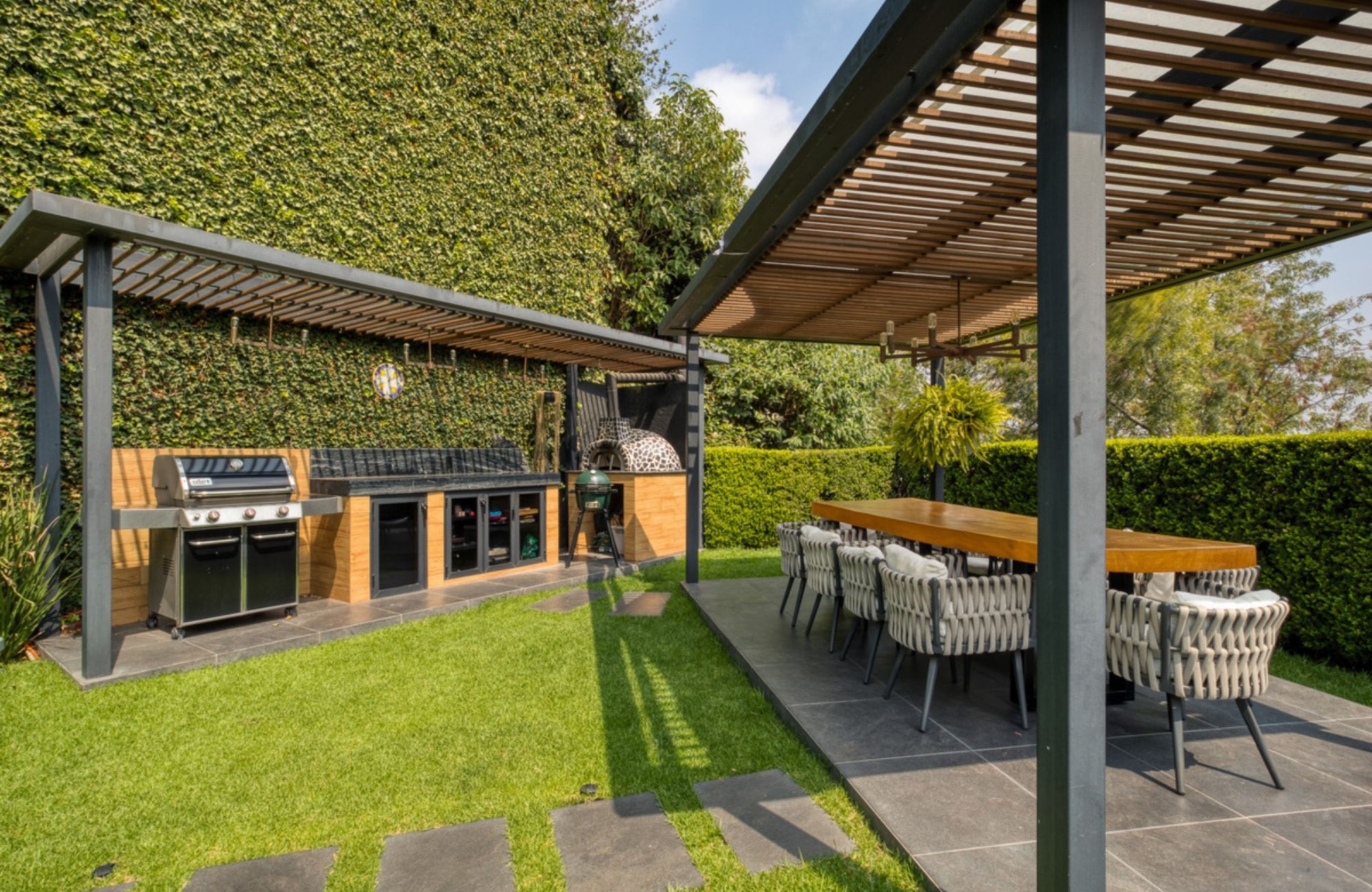 House with a Spacious Garden and Jacuzzi in Valle de Bravo, Mexico