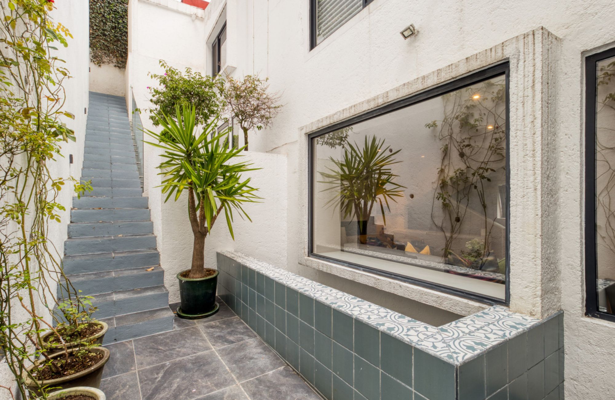 House with a Spacious Garden and Jacuzzi in Valle de Bravo, Mexico