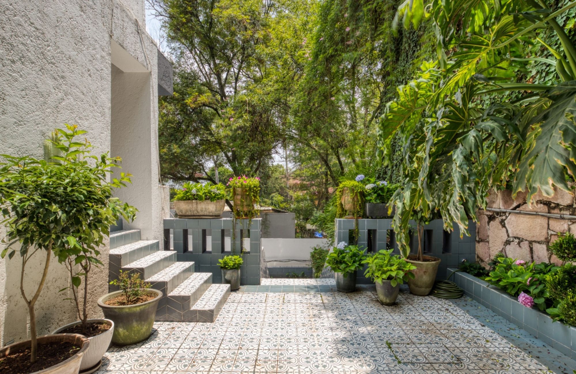 House with a Spacious Garden and Jacuzzi in Valle de Bravo, Mexico